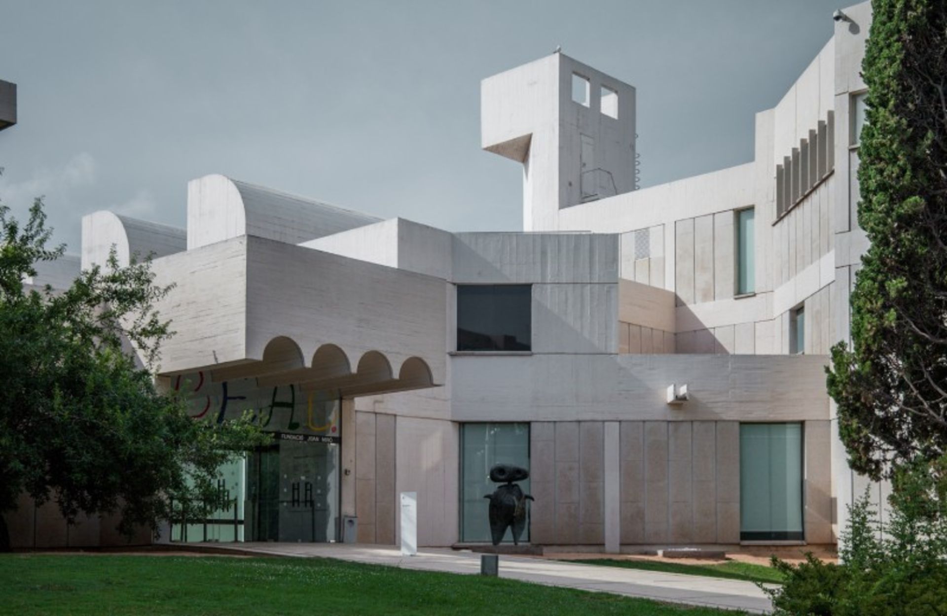 نمای بیرونی موزه بنیاد خوان میرو بارسلونا