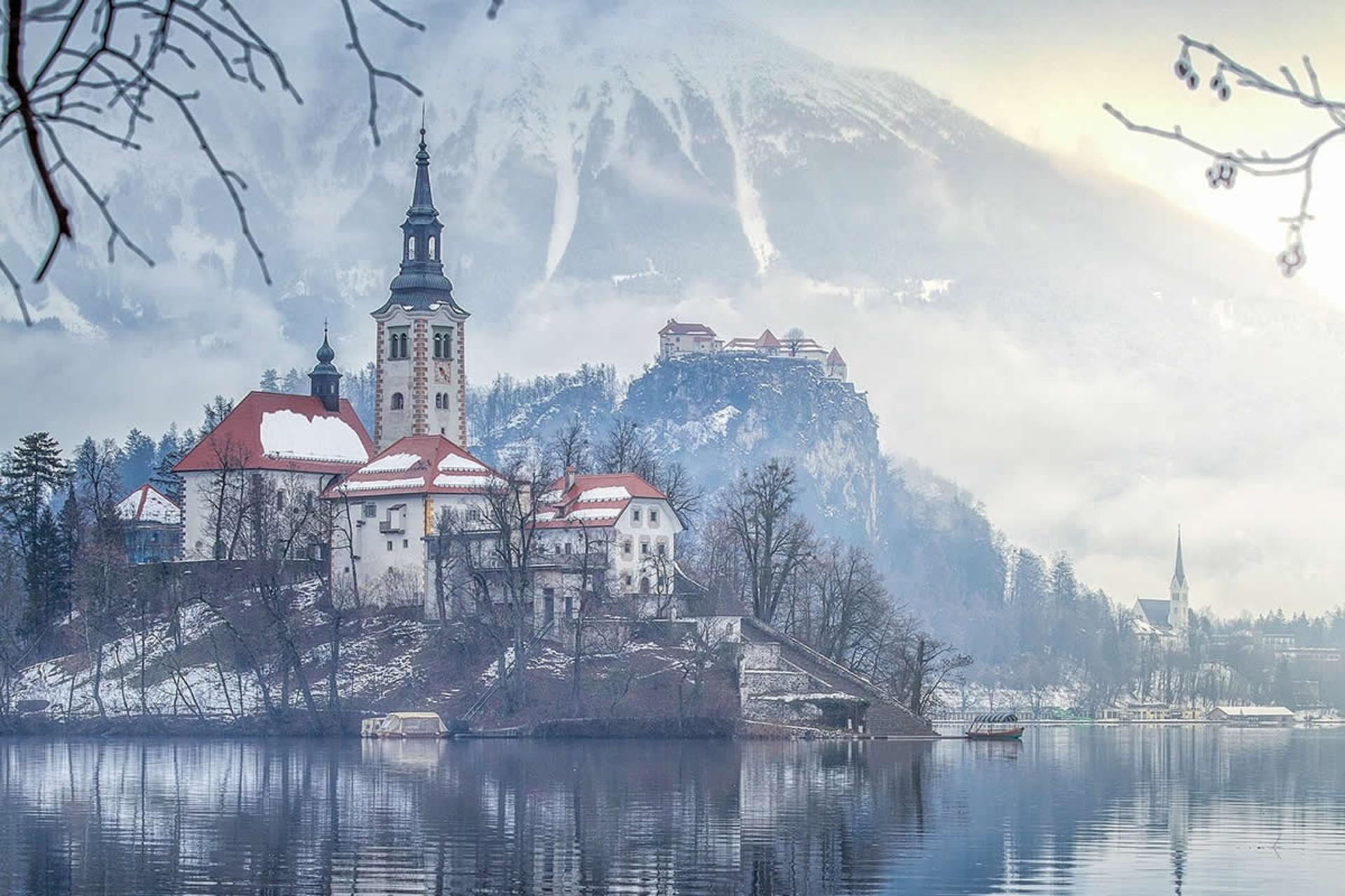 قلعه ای در هوای مه آلود