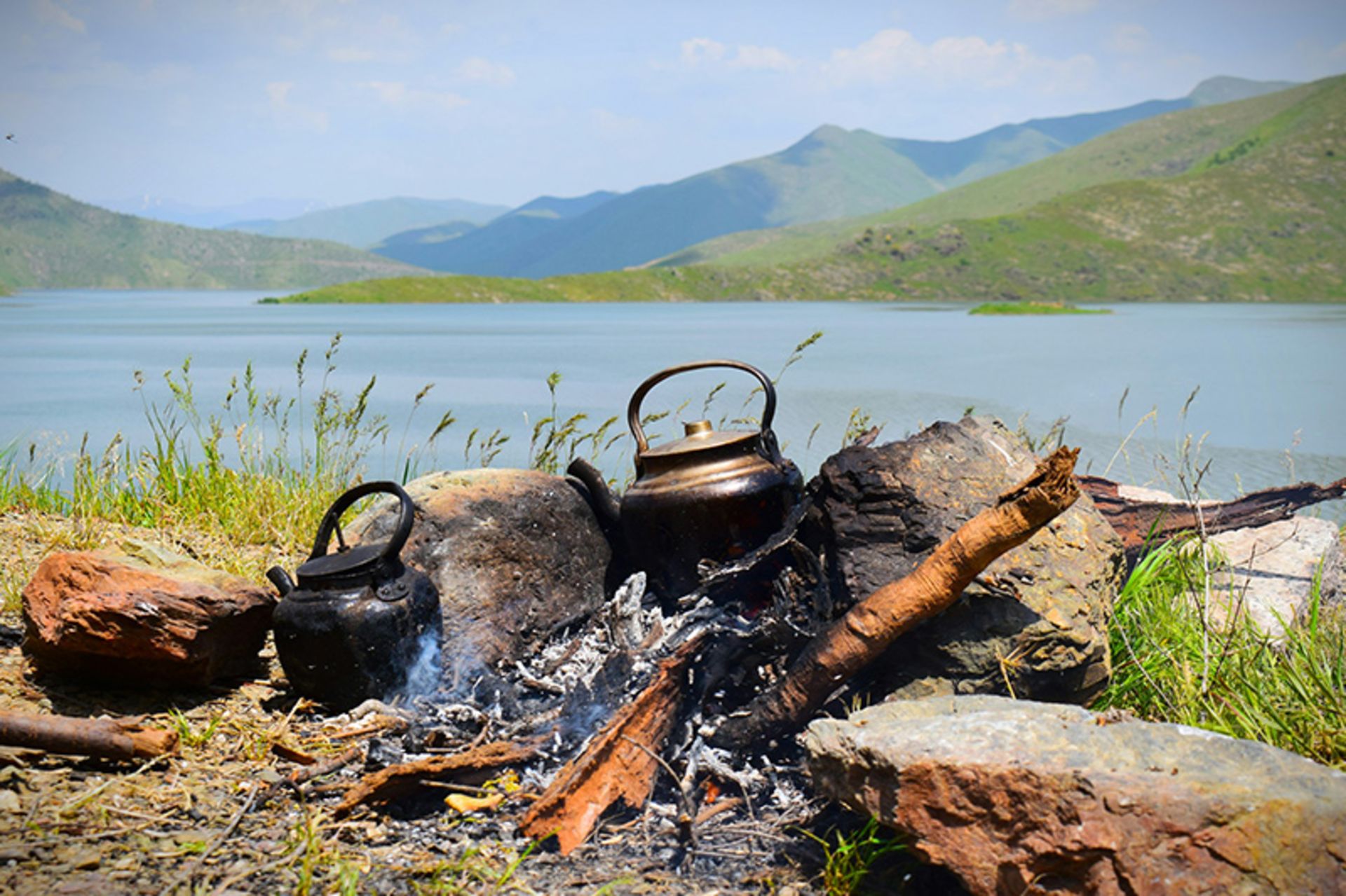 تفریح در حاشیه دریاچه سنندج