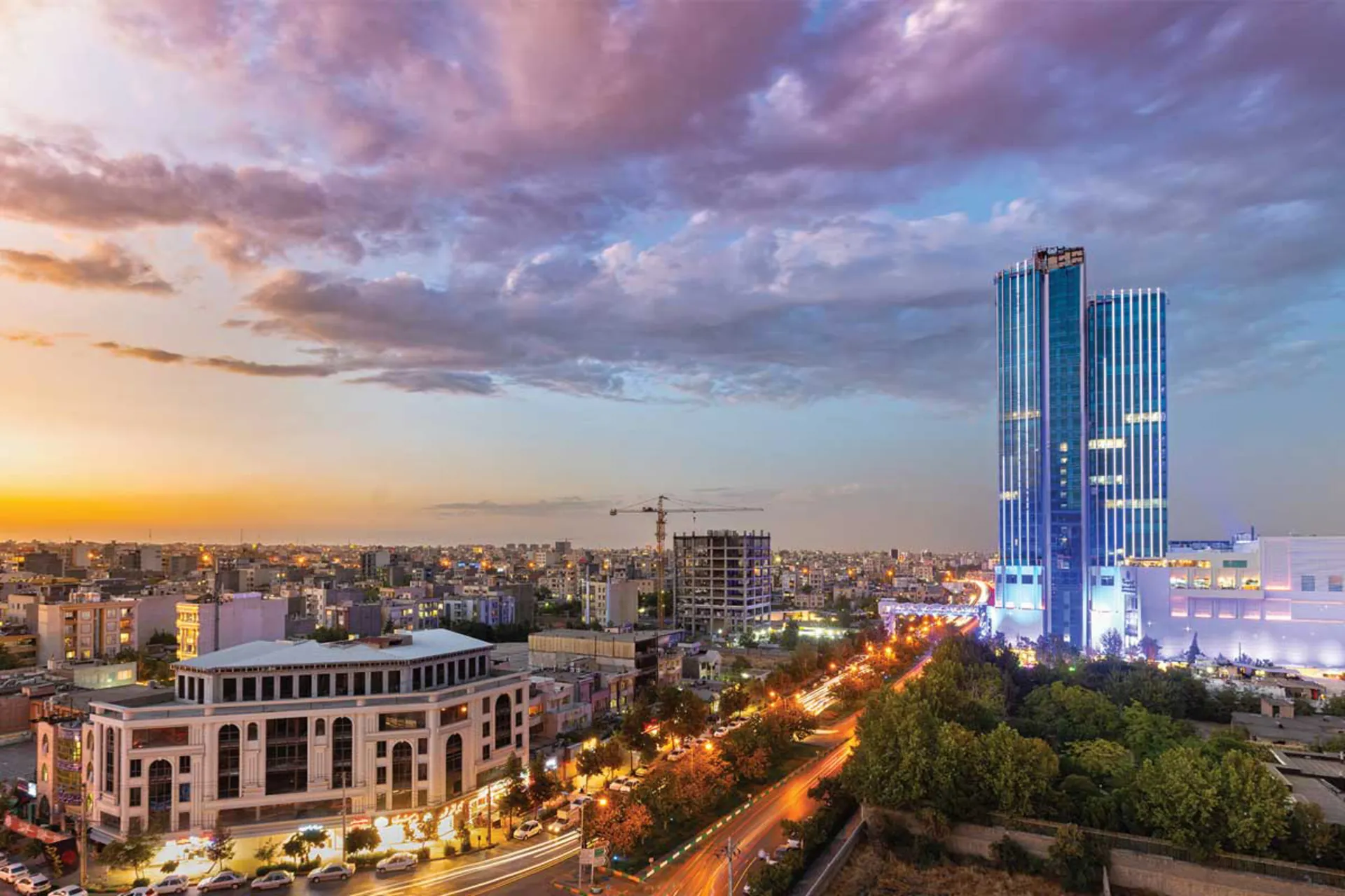 چشم انداز برج تجاری آرمیتاژ گلشن در شب