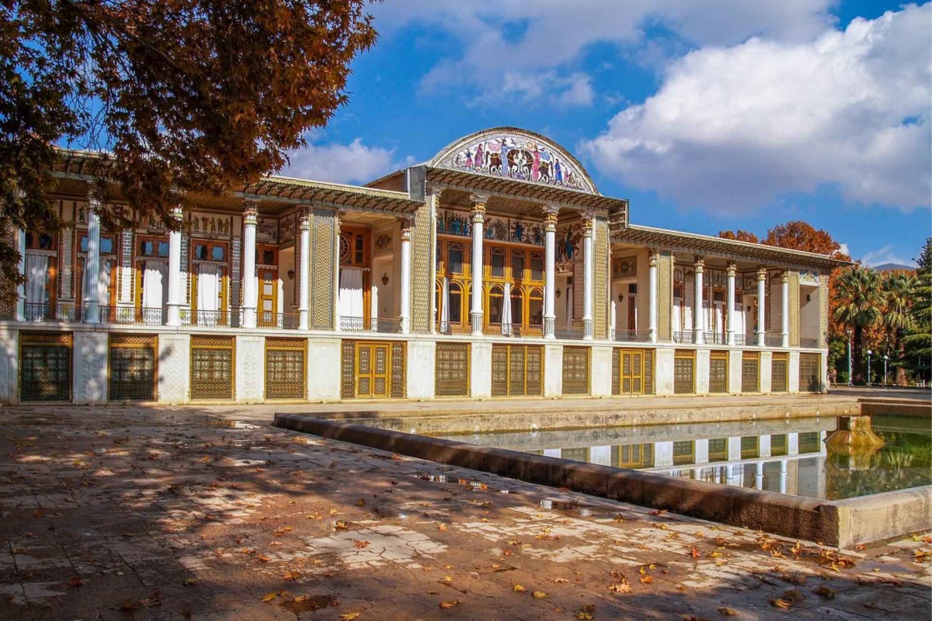 عمارت باغ عفیف آباد شیراز در پاییز