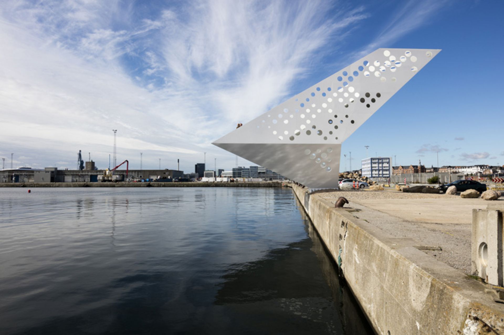 برج مینیمال کنار آب