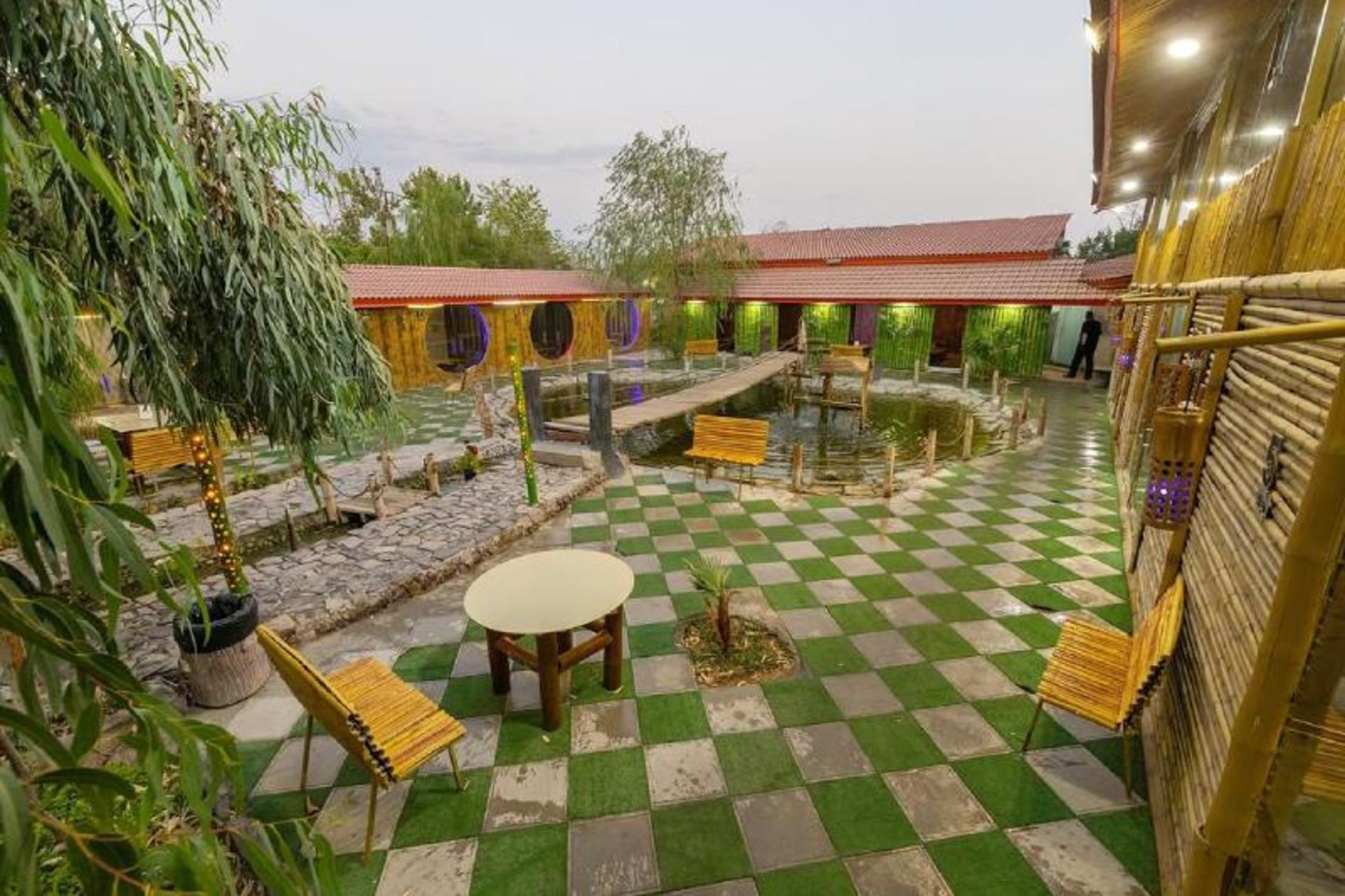 فضای سبز رستوران و کافی‌ شاپ باغ بامبو اصفهان