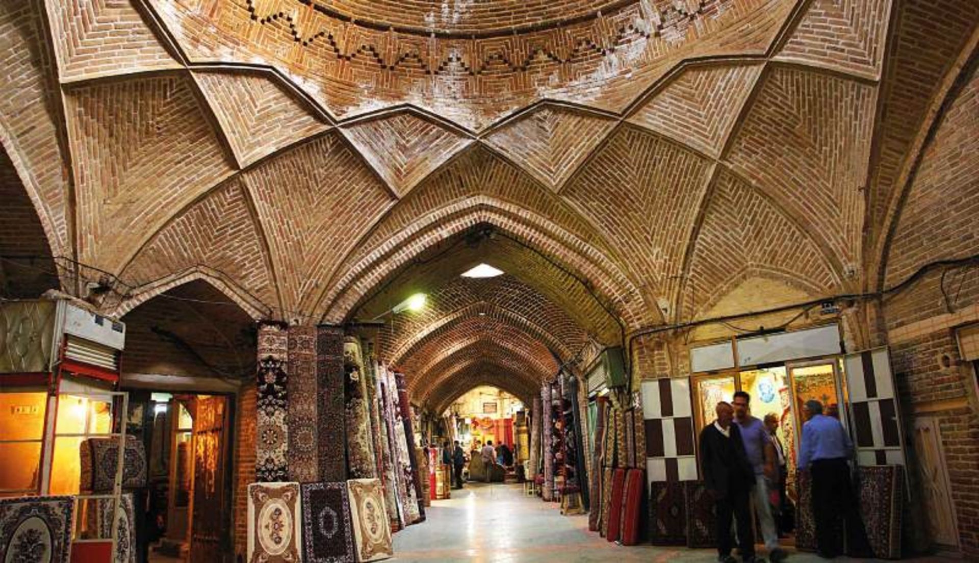 فضای داخلی بازار همدان