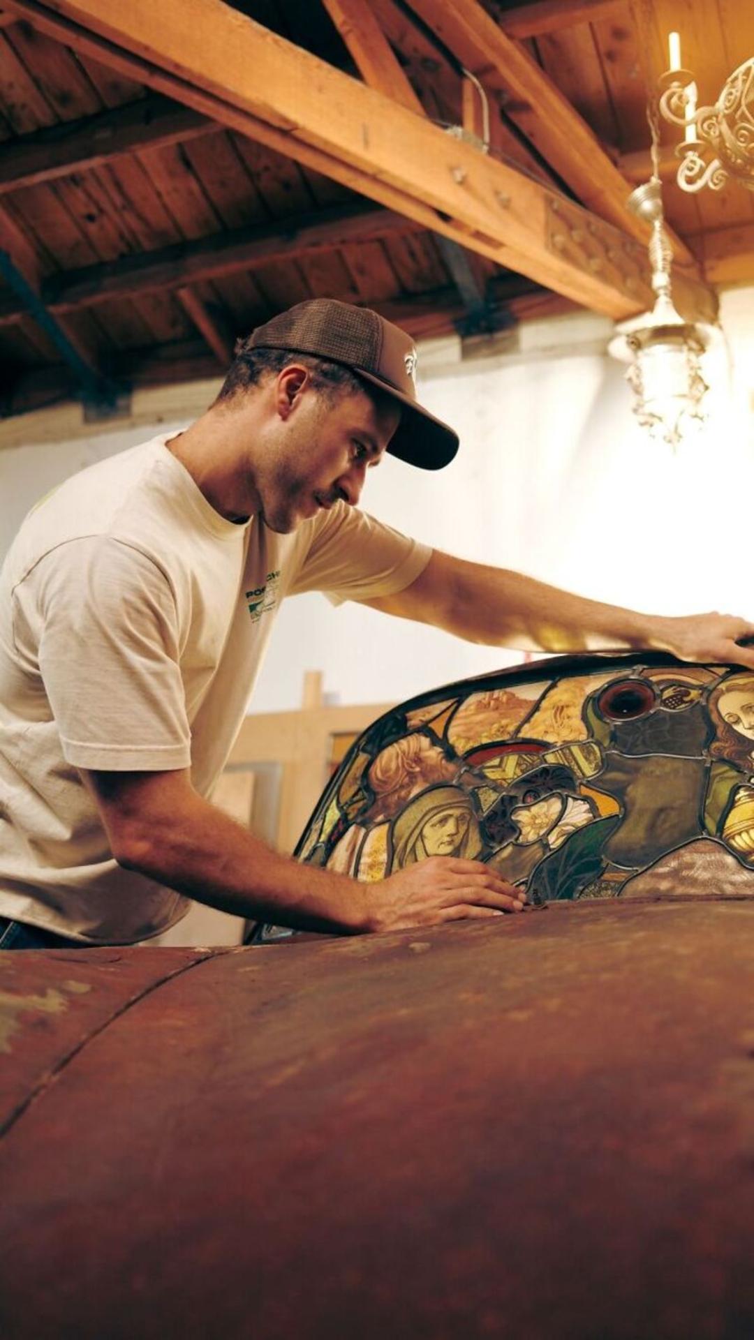 هنرمند در حال کار روی یک اثر هنری با شیشه‌های رنگی (Stained Glass)