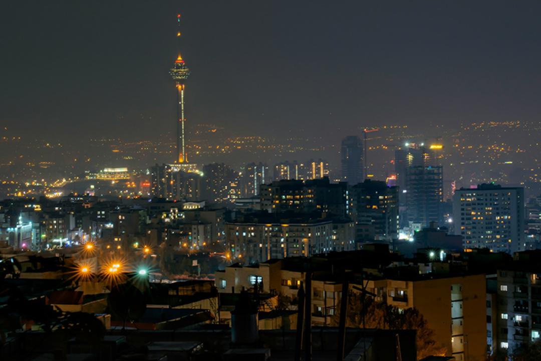 نمایی از برج میلاد در میان شهر تهران در شب