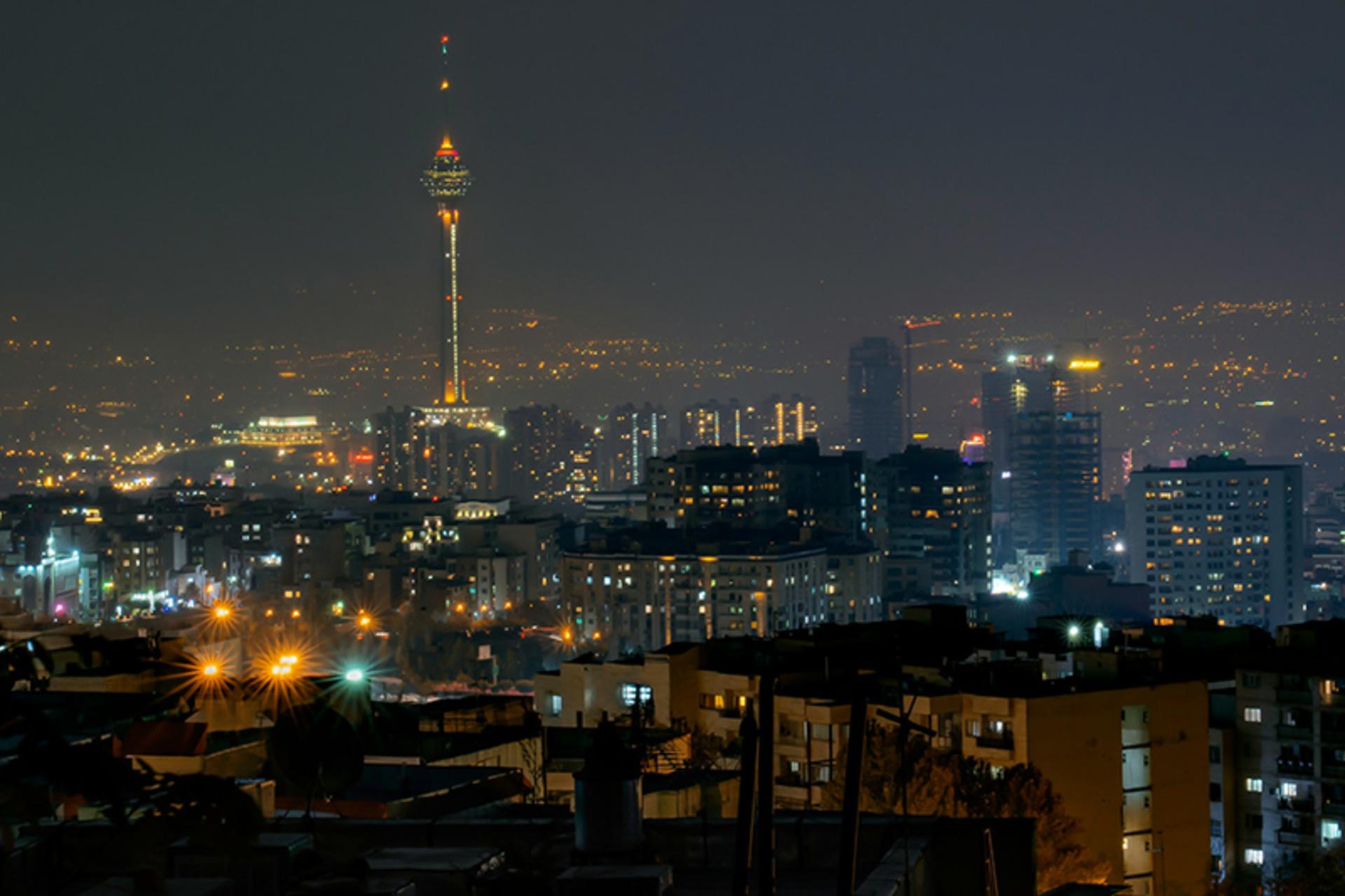 نمایی از برج میلاد در میان شهر تهران در شب
