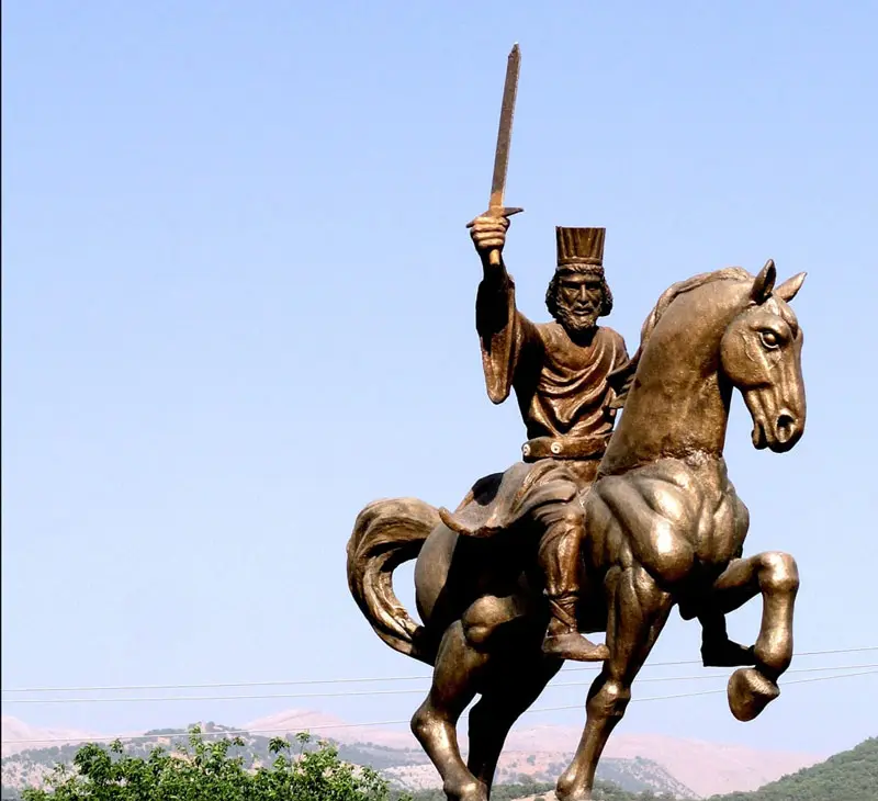 مجسمه آریوبرزن سوار بر اسب