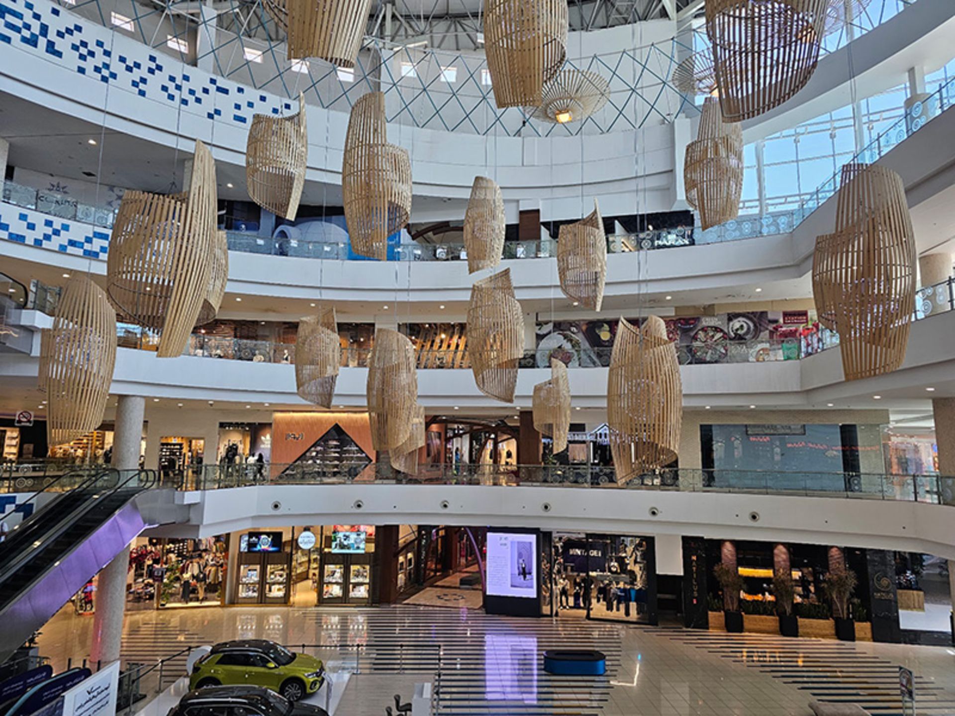 آویزهای زیبا در لابی سیتی سنتر اصفهان 