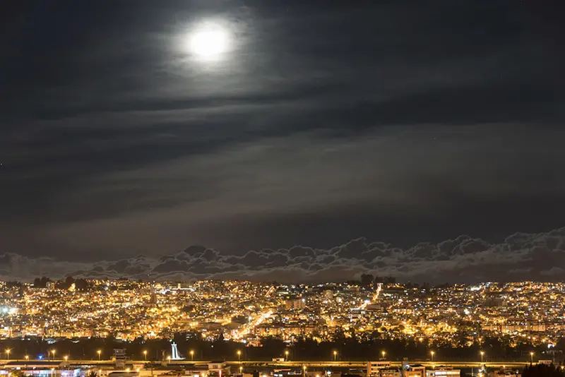 آسمان شب از نمای کابین هواپیما
