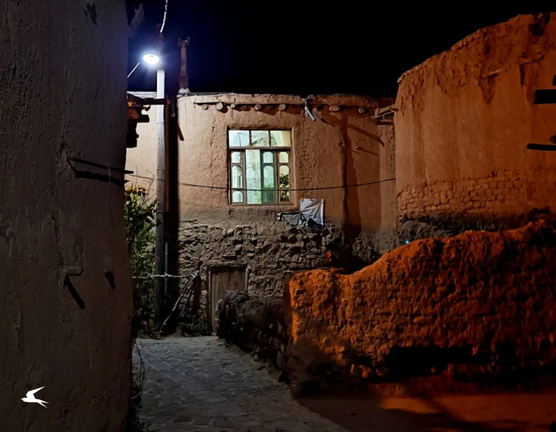 خانه‌های خشتی و قدیمی روستای تاریخی اسطرخی در شب