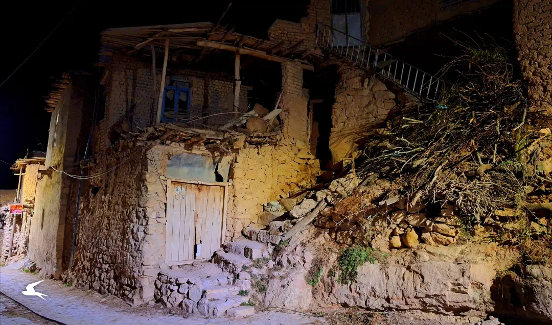 ساختمان‌های خشتی و قدیمی روستای تاریخی اسطرخی در شب