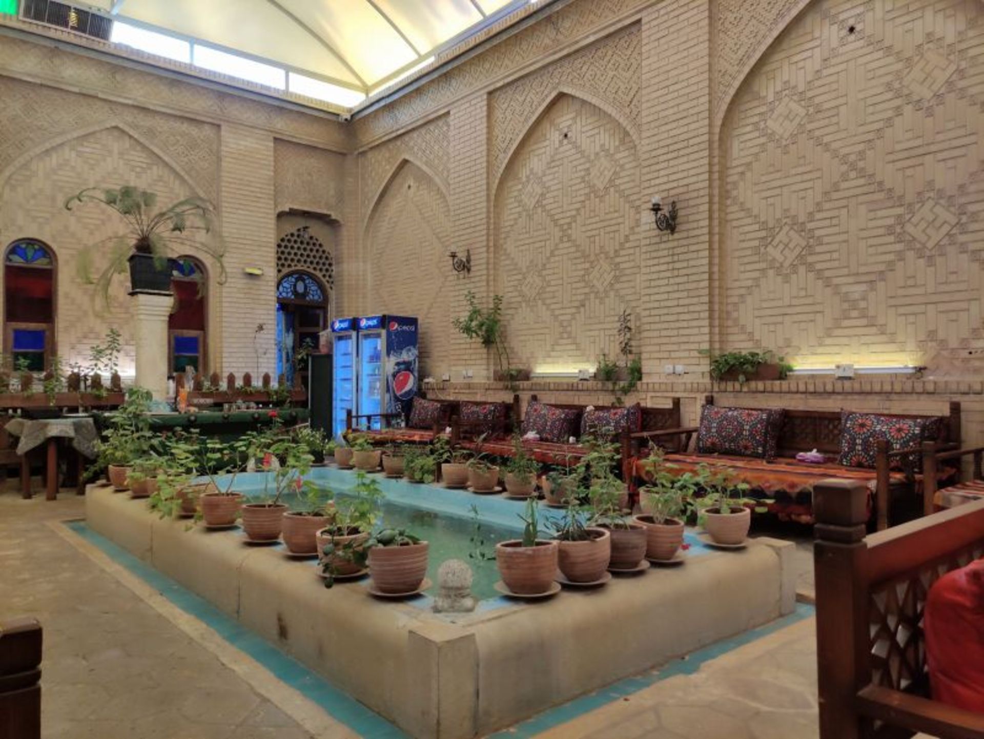 فضای سنتی حیاط رستوران باغ نارنجستان قوام شیراز