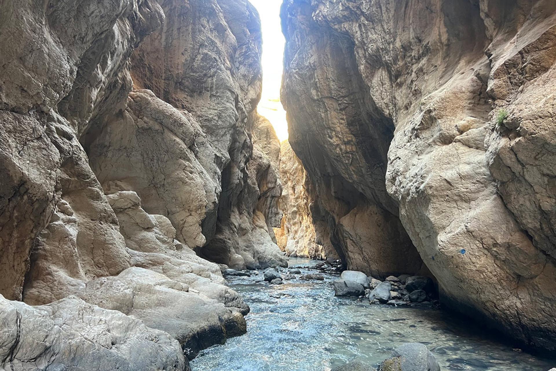 عبور آب از میان دره زمان