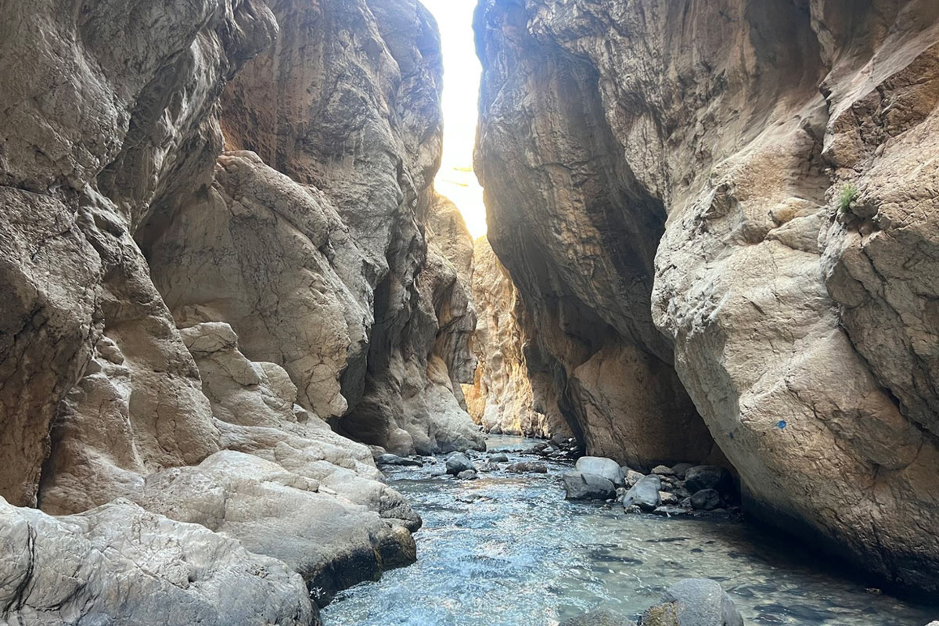 عبور آب از میان دره زمان