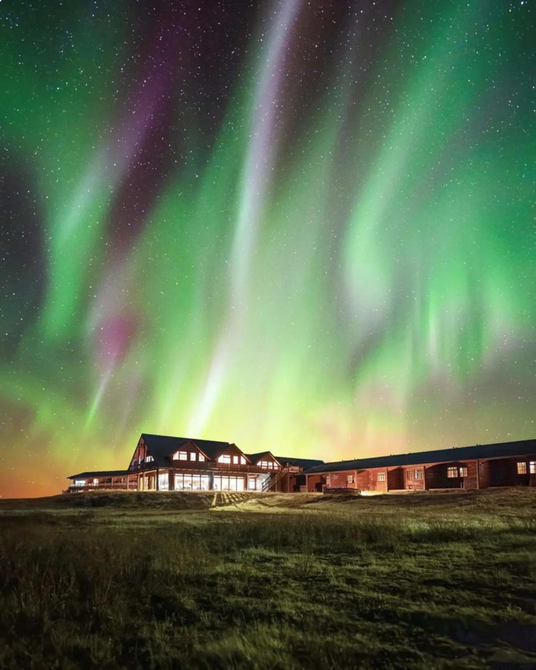 شفق قطبی (Aurora Borealis) با رنگ‌های سبز و بنفش در آسمان شب