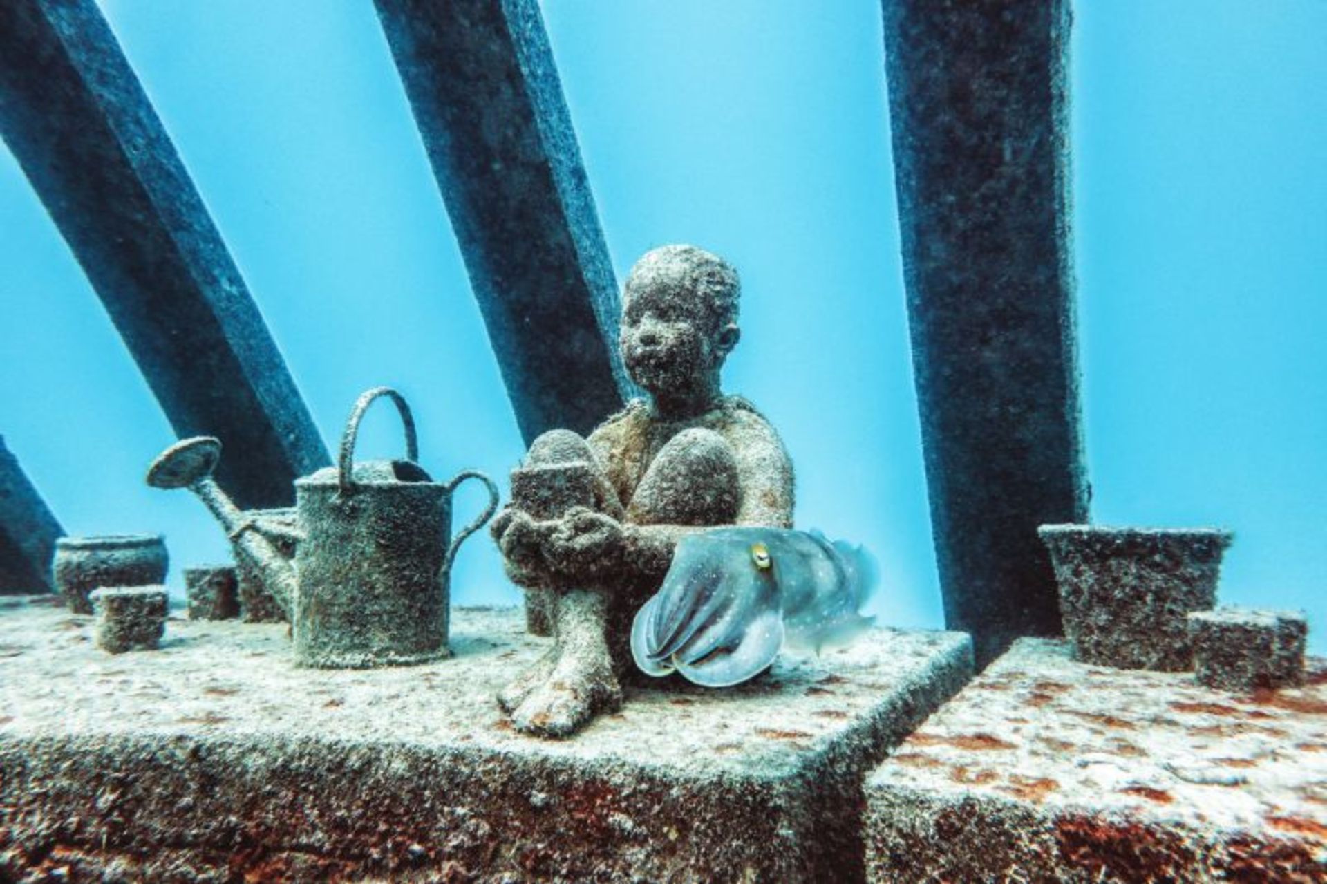 مجسمه کودک در موزه‌ هنر زیر آب استرالیا