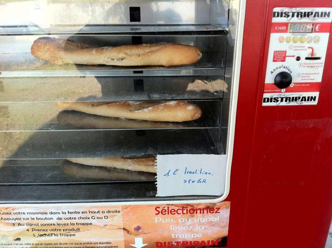 نان باگت (Baguette) تازه در طبقات یک دستگاه فروش خودکار