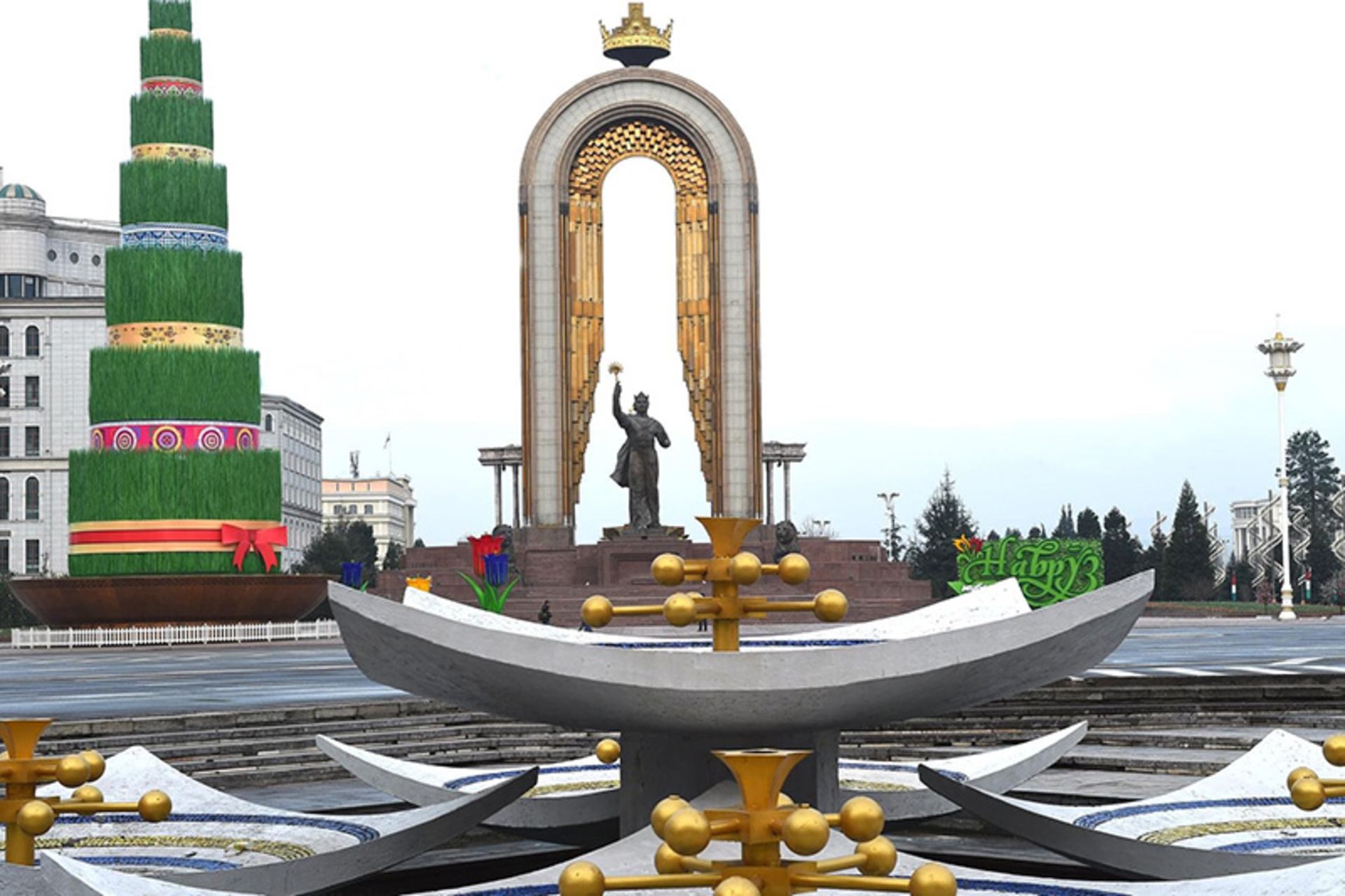 مجسمه اسماعیل سامانی در دوشنبه تاجیکستان