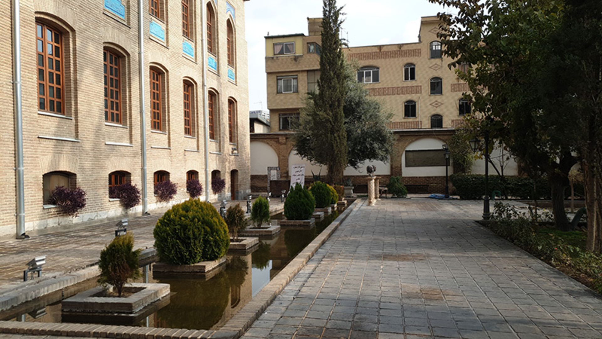 حیاط سنگفرش شده باغ نگارستان