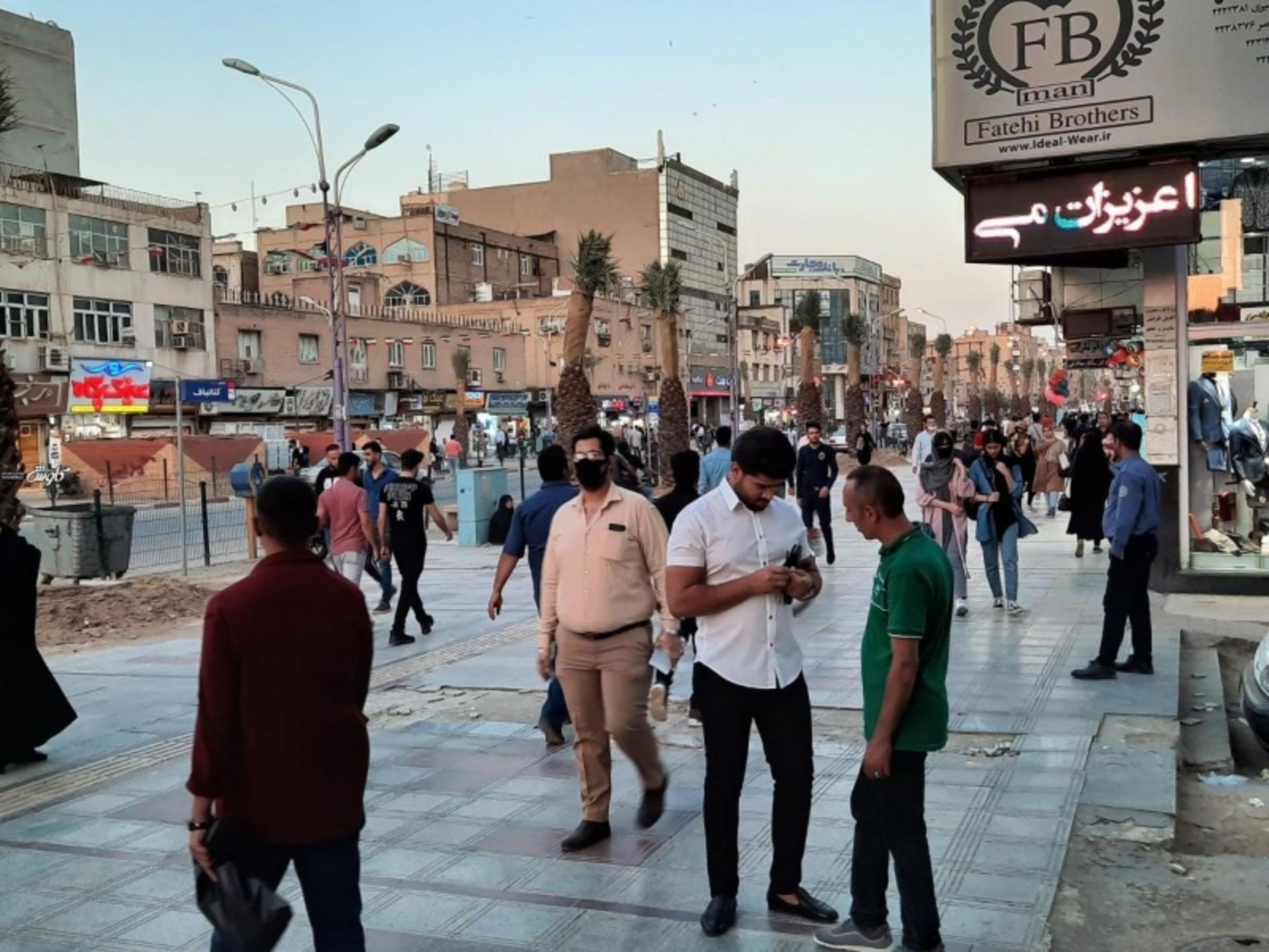 خیابان سنگفرش شده نادری در روز