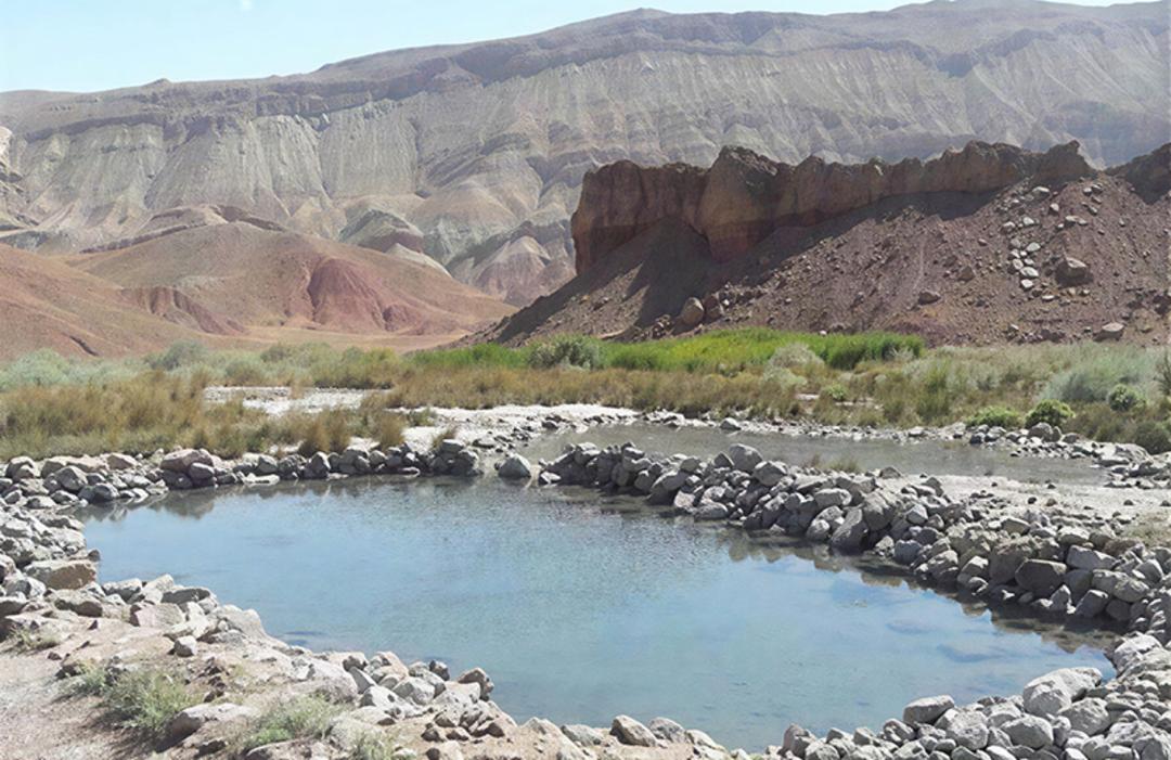 چشمه آب گرم ماستخور در دشت های اطراف منجیل و رودبار