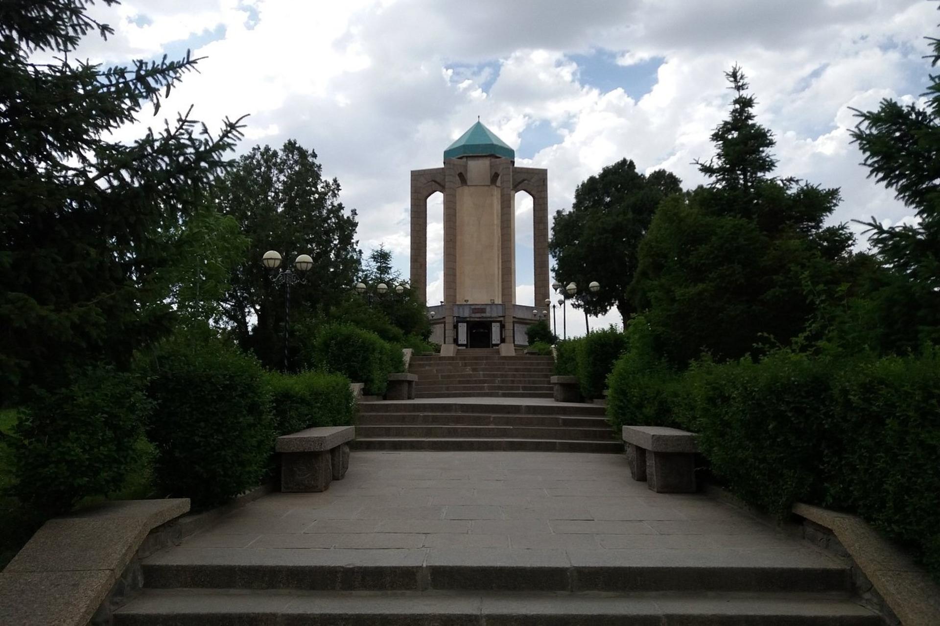 آرامگاه باباطاهر عریان در همدان