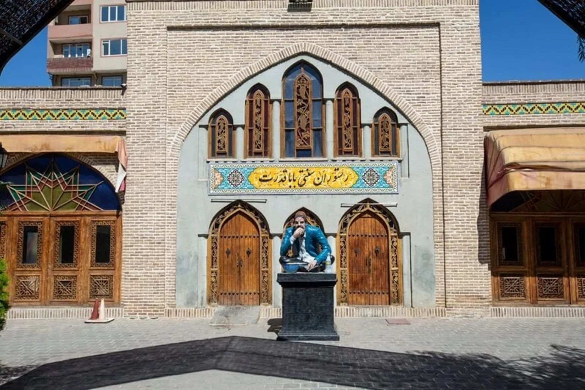مجمسمه جلوی درب ورودی رستوران بابا قدرت