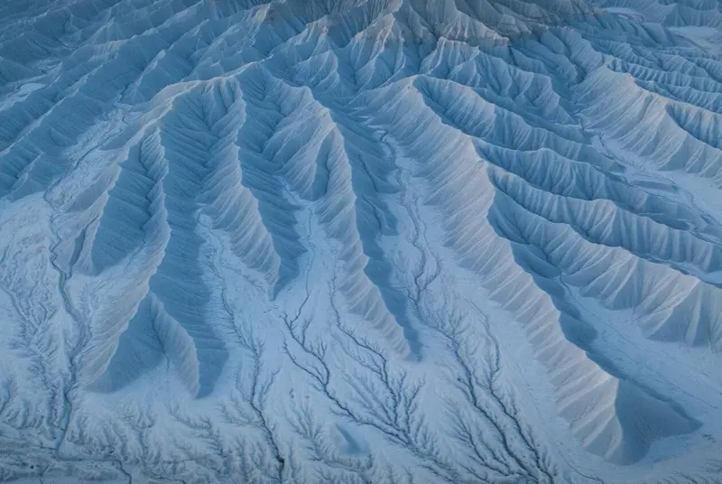 عکس هوایی از کوهستان برفی