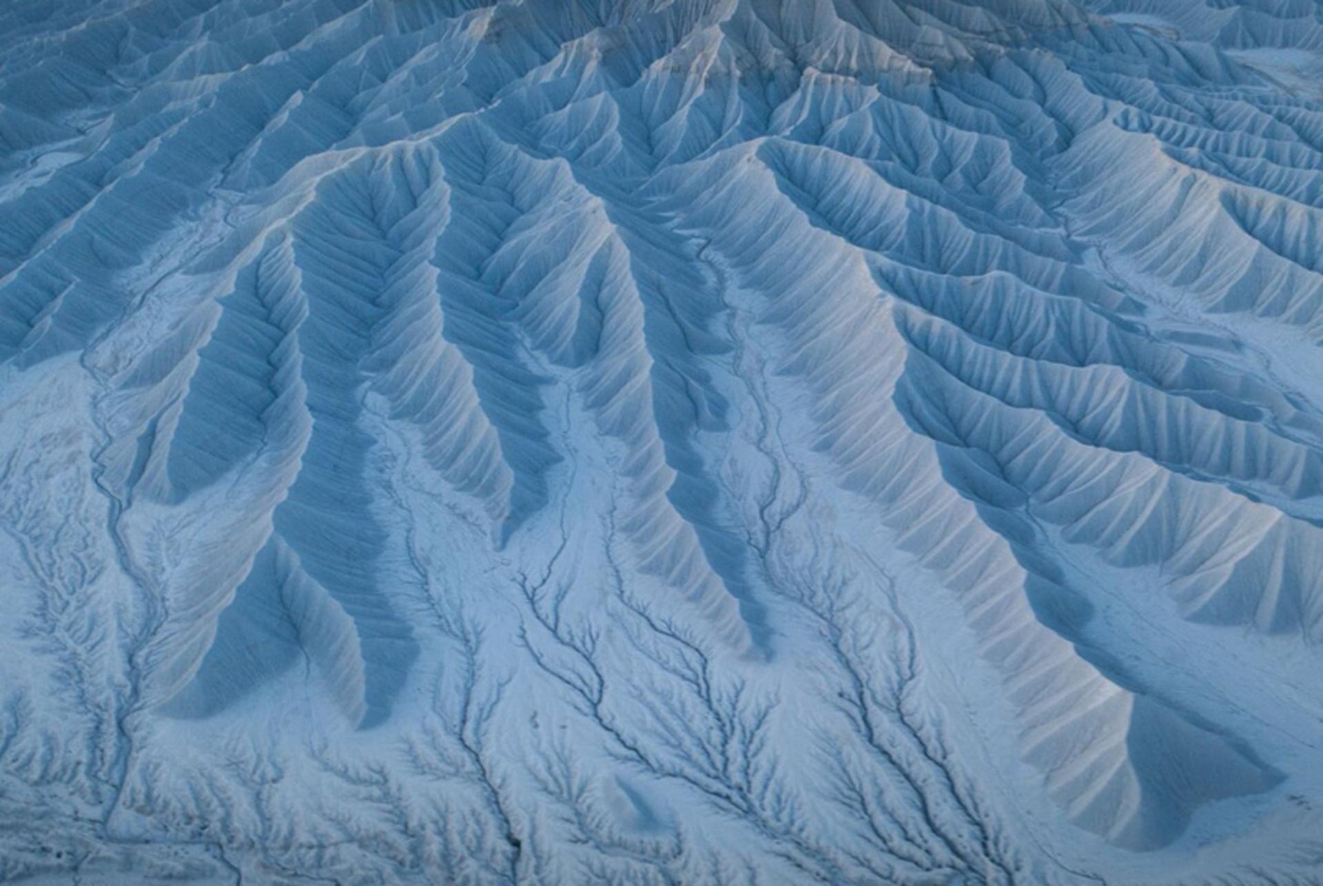 عکس هوایی از کوهستان برفی