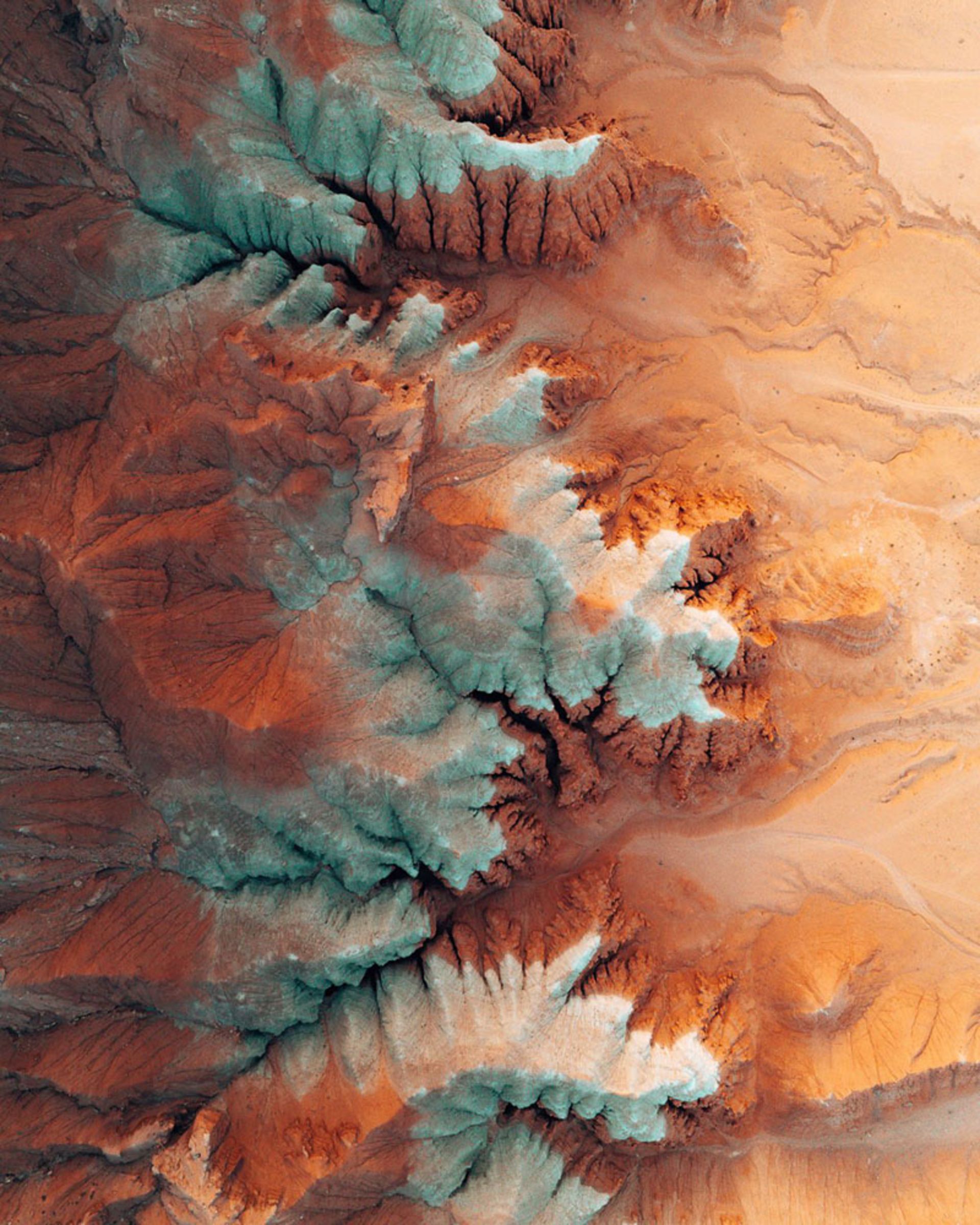 نمای هوایی از تپه‌های فرسایش‌یافته بیابانی