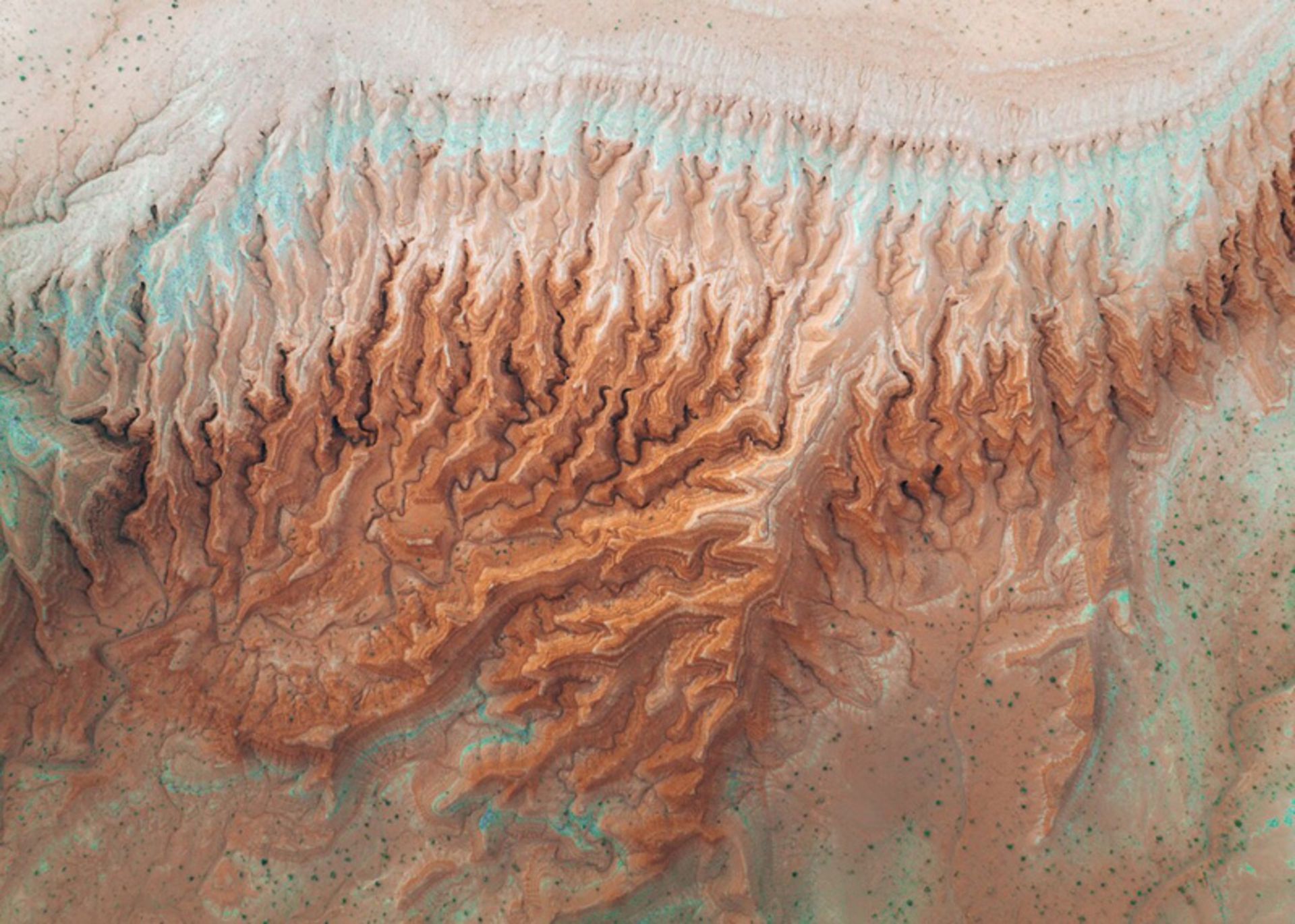 نمای هوایی بافت موج‌دار و فرسایش‌یافته زمین