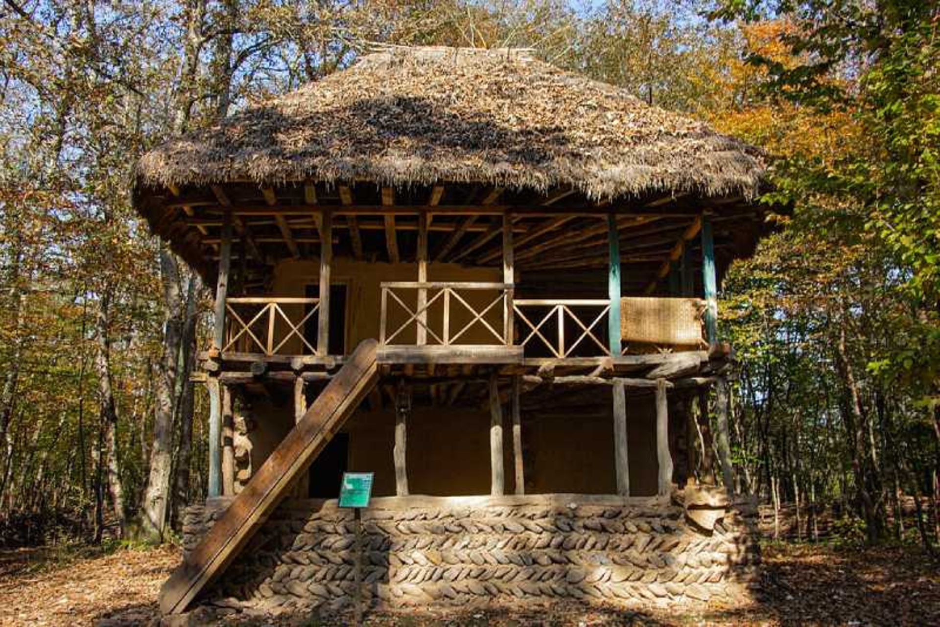 خانه روستایی و طبیعت پاییزی موزه میراث روستایی گیلان