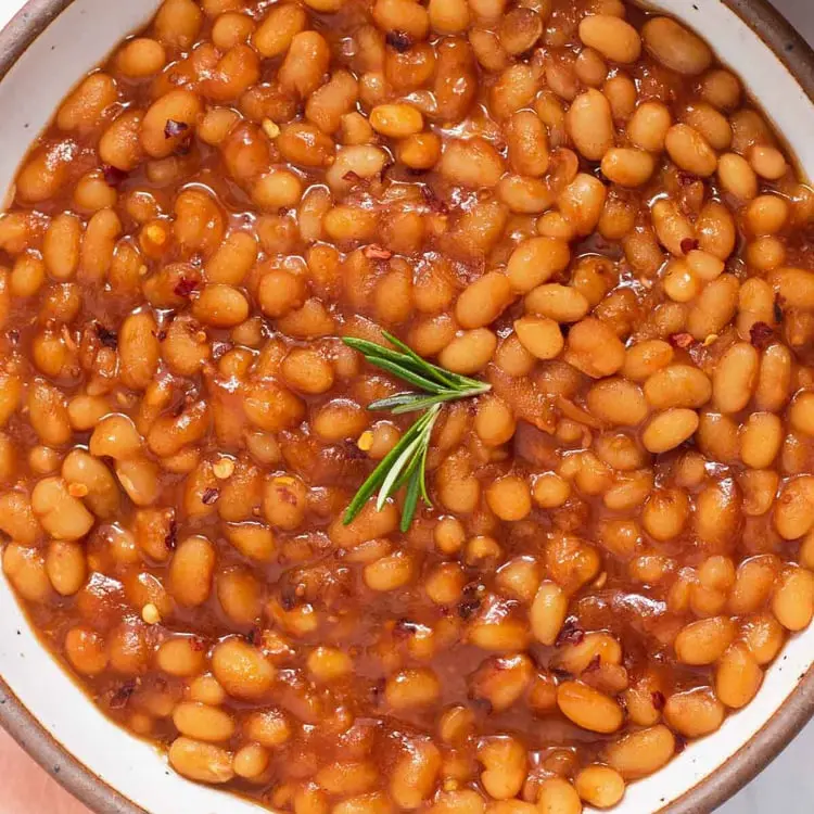 خوراک لوبیا چیتی با سس غلیظ و تکه‌های کوچک قارچ در ظرف