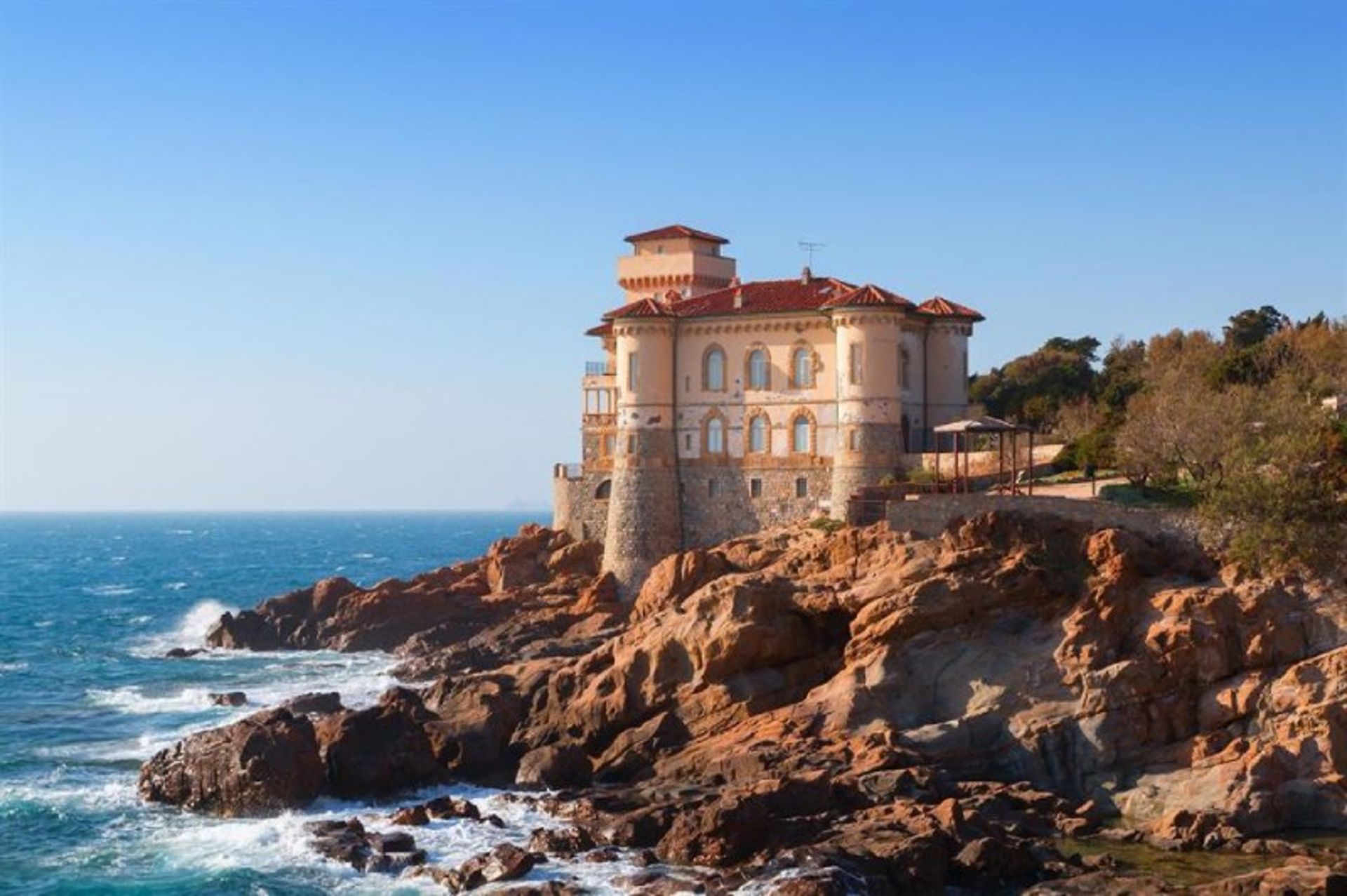 نمای بیرونی قلعه بوکاله و طبیعت اطراف آن در ایتالیا