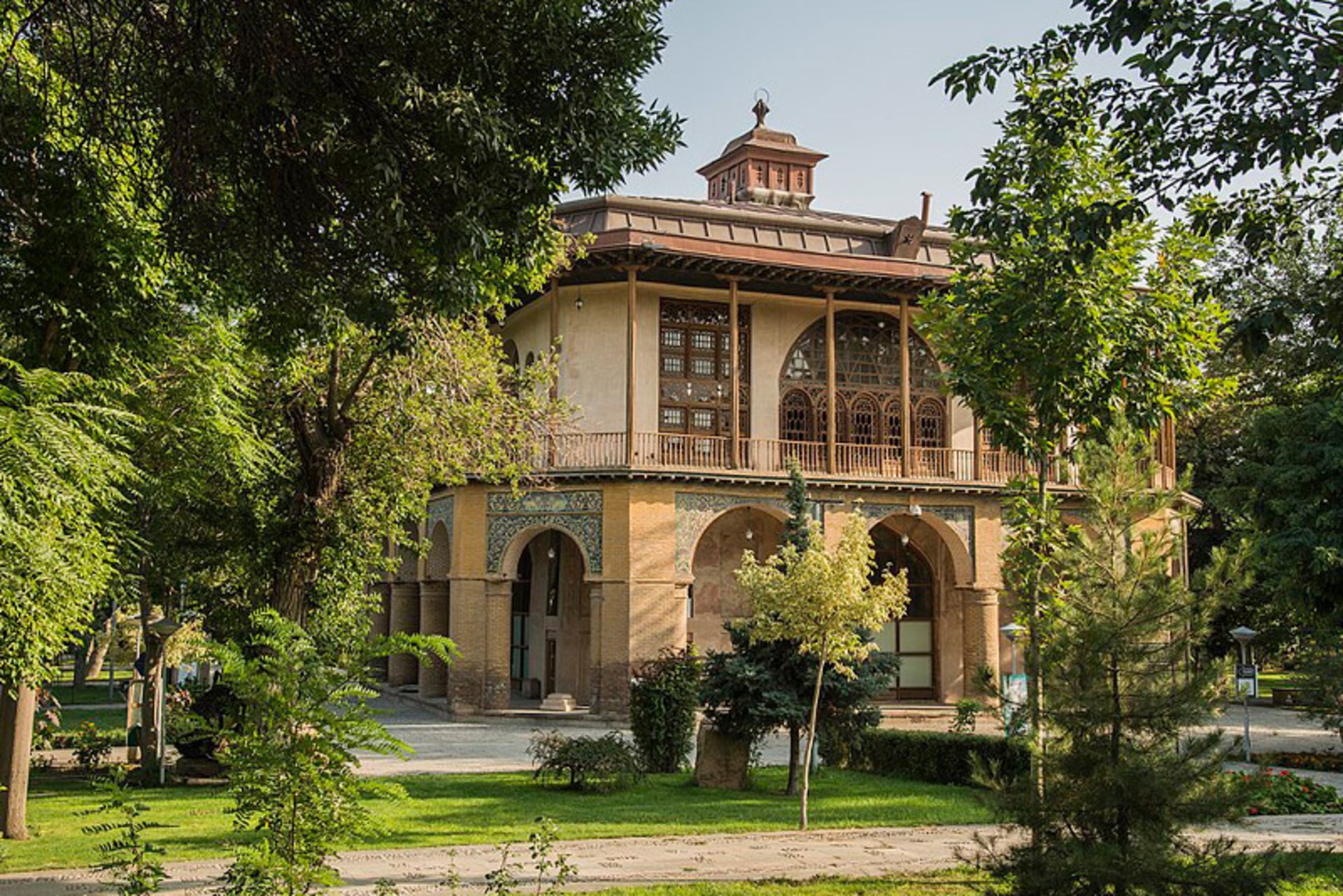 باغ و عمارت چهل ستون قزوین