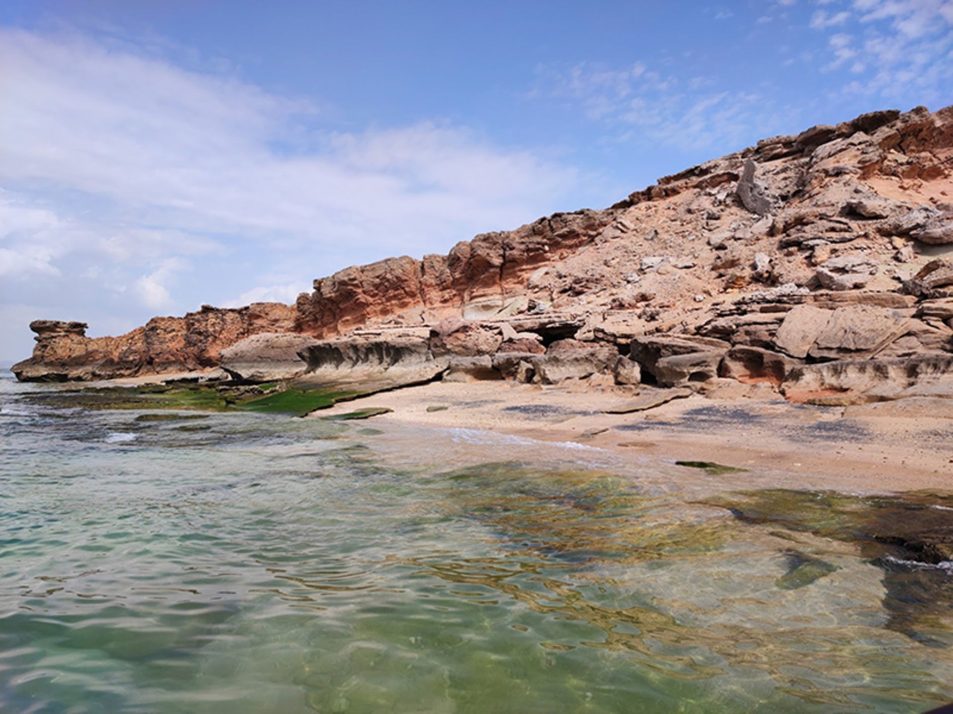 صخره های ساحلی جزیره هنگام