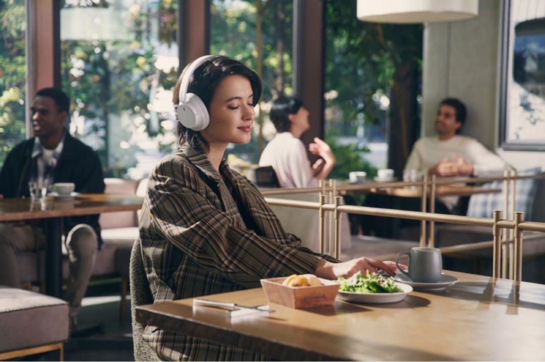 هدفون روگوشی نویز کنسلینگ در رستوران