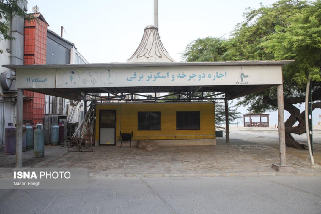 ایستگاه اجاره دوچرخه و اسکوتر برقی در یک فضای باز