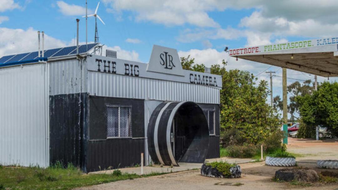 ساختمان عجیب دوربین بزرگ (The Big Camera) با لنز عظیم در محیطی باز