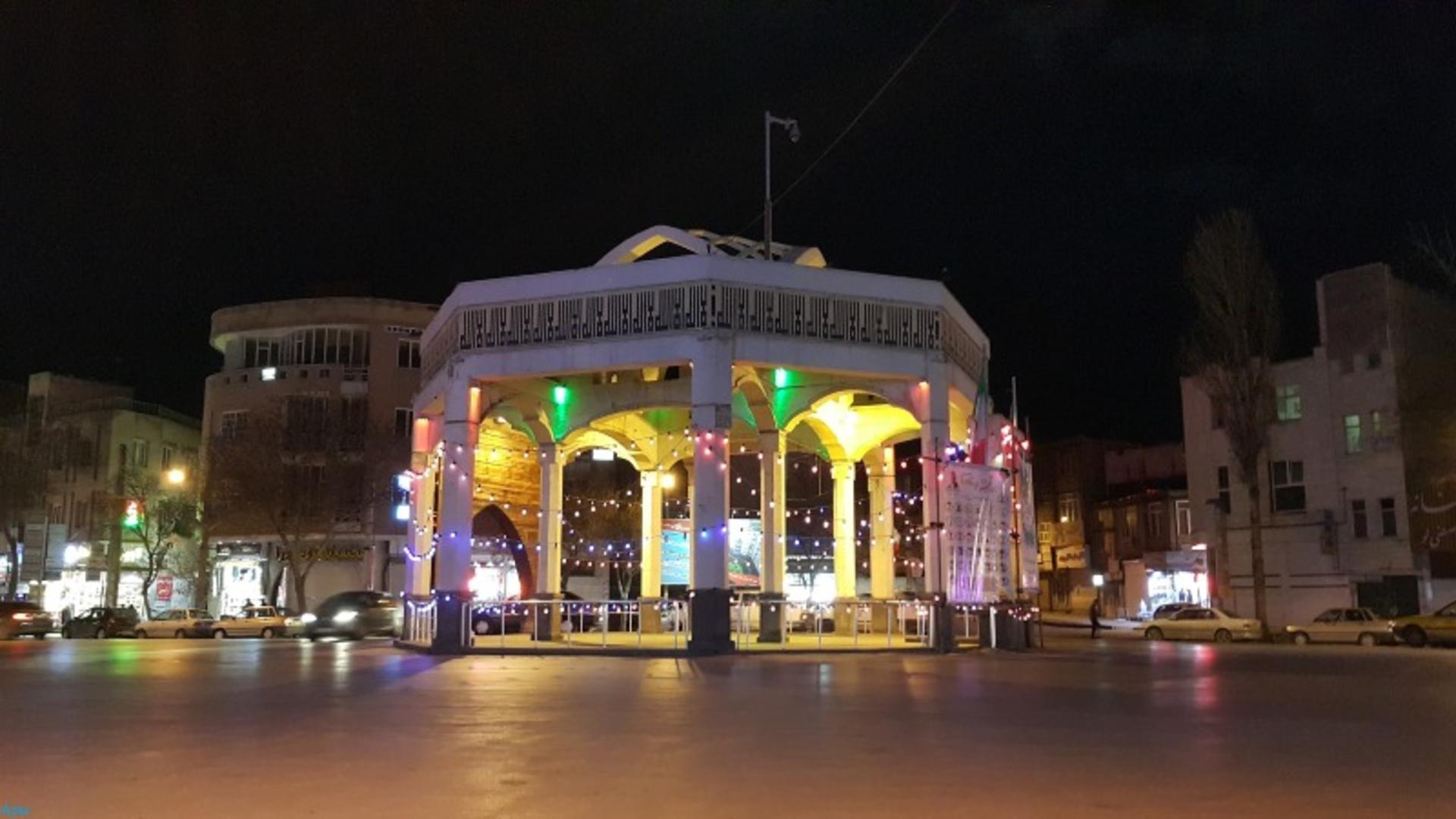 نورپردازی میدان سرچشمه اردبیل در شب