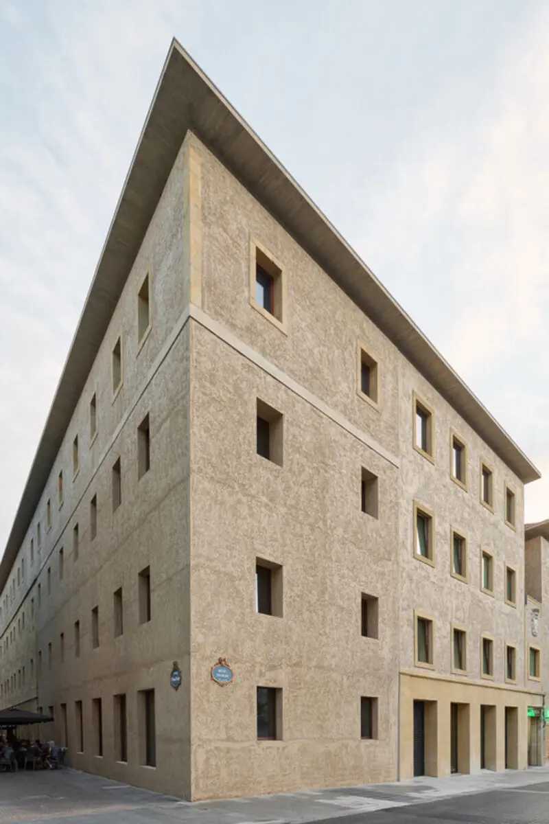 ساختمان بازسازی‌شده با معماری مدرن در شهر بیلبائو (Bilbao)