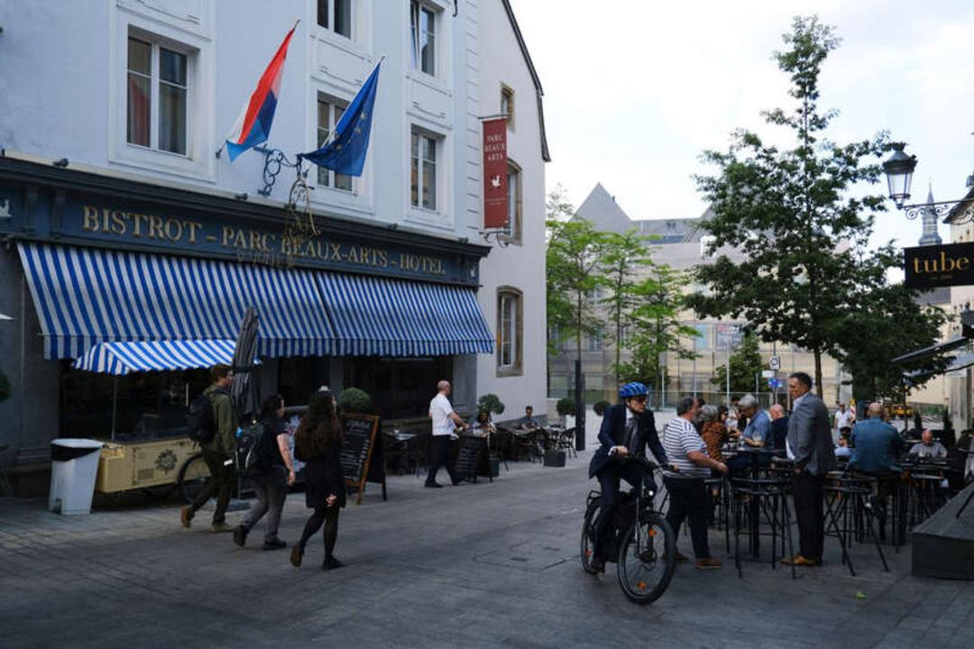 نمای بیرونی رستوران و هتل Bistrot Parc Beaux-Arts در یک خیابان اروپایی