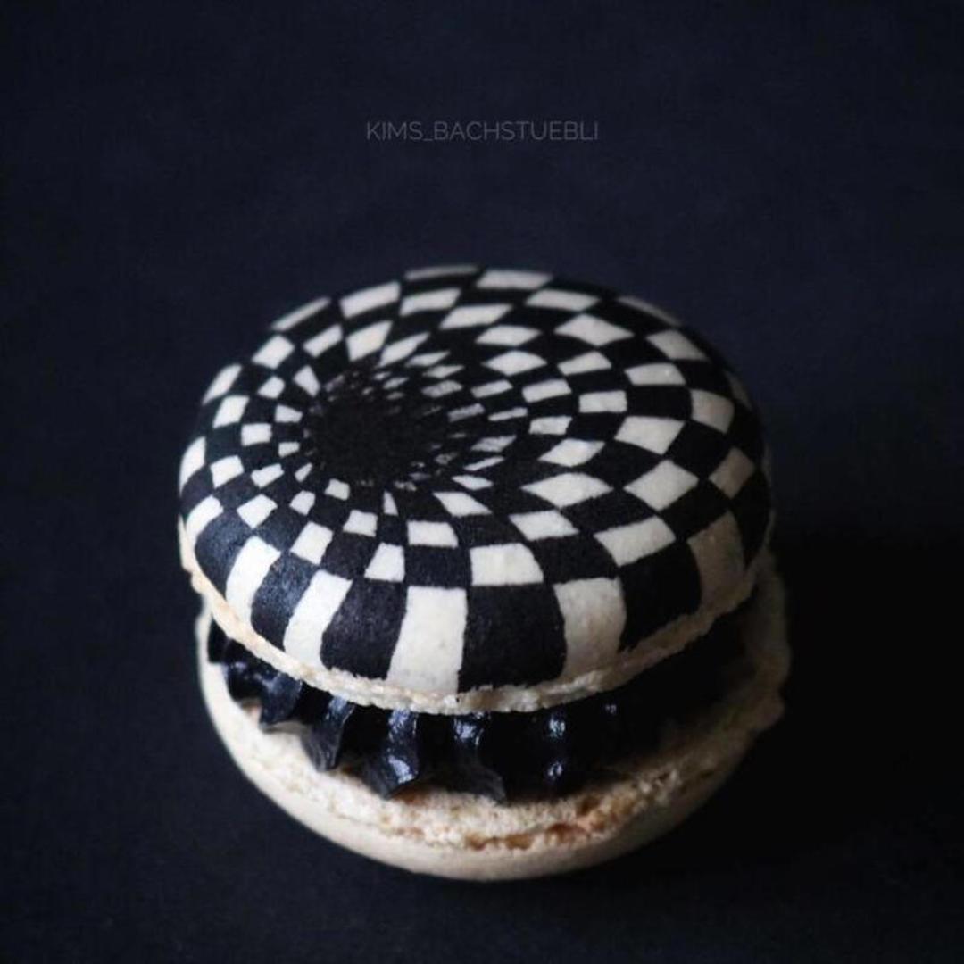 ماکارون (Macaron) با طرح هندسی شطرنجی سیاه و سفید روی زمینه تیره
