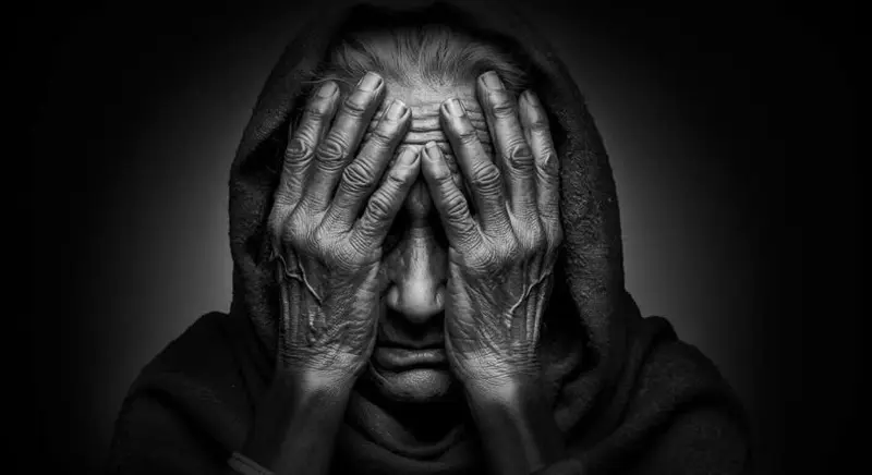عکس سیاه و سفید پیرزنی ناراحت