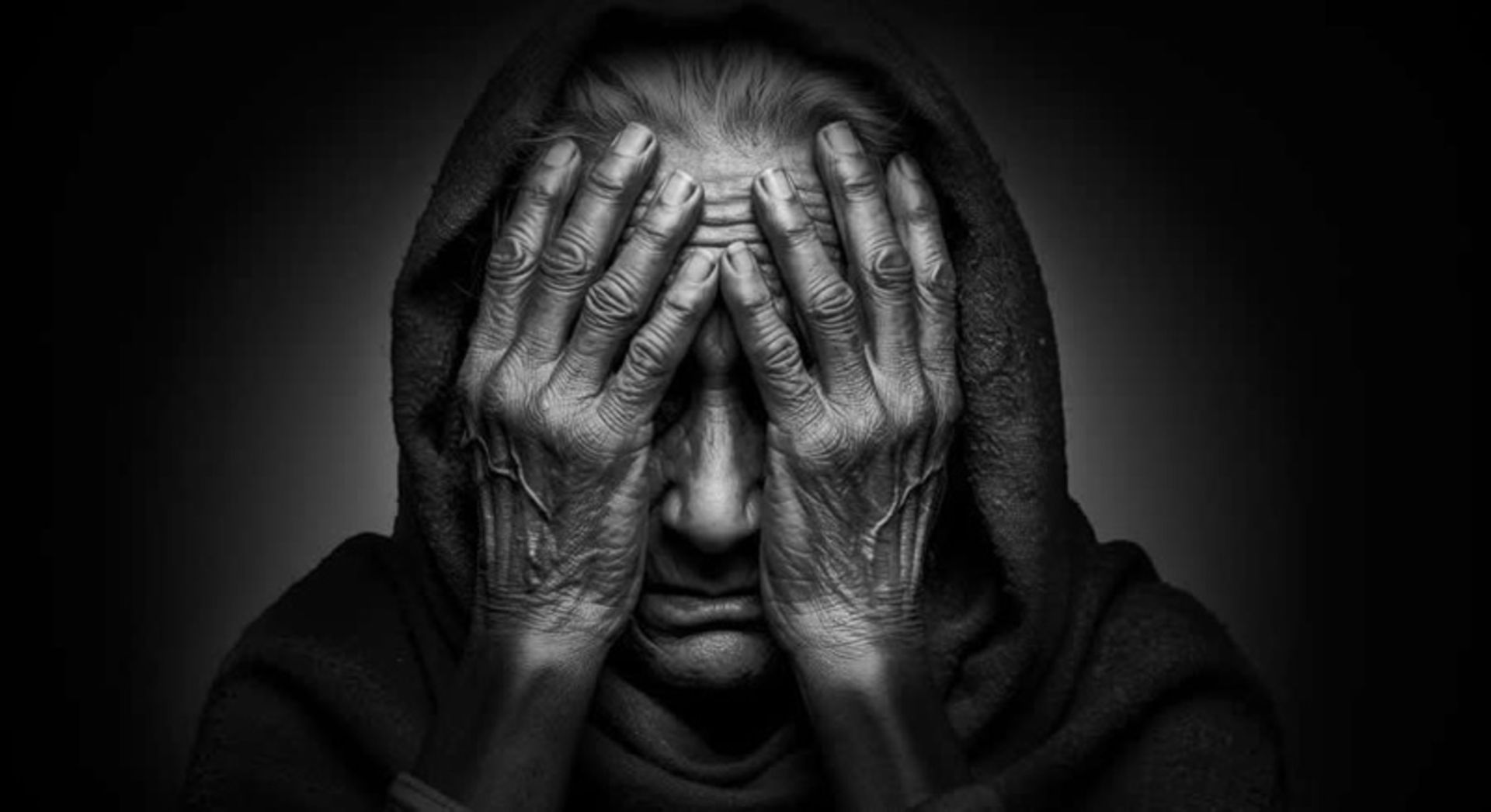 عکس سیاه و سفید پیرزنی ناراحت