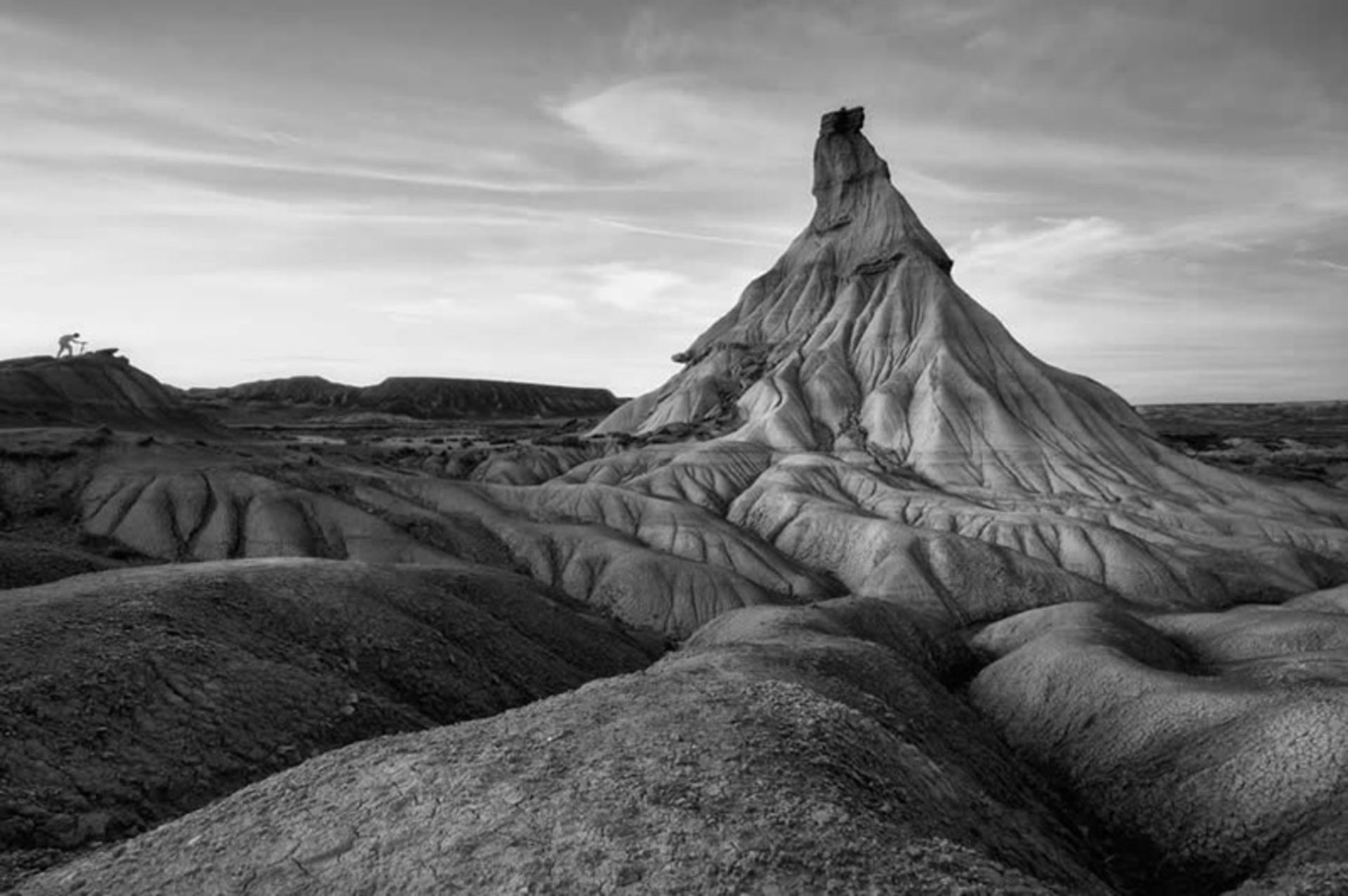 صخره‌ای مخروطی شکل در بیابان