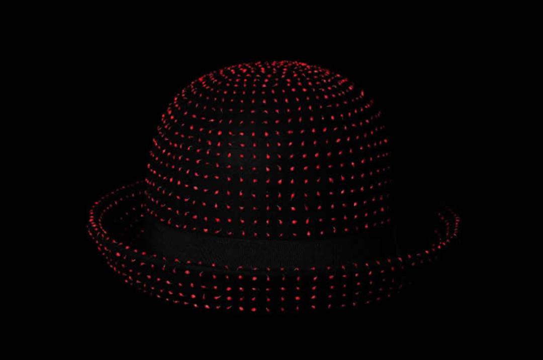 کلاه بولر (Bowler Hat) مشکی با طرح نقاط قرمز درخشان روی سطح