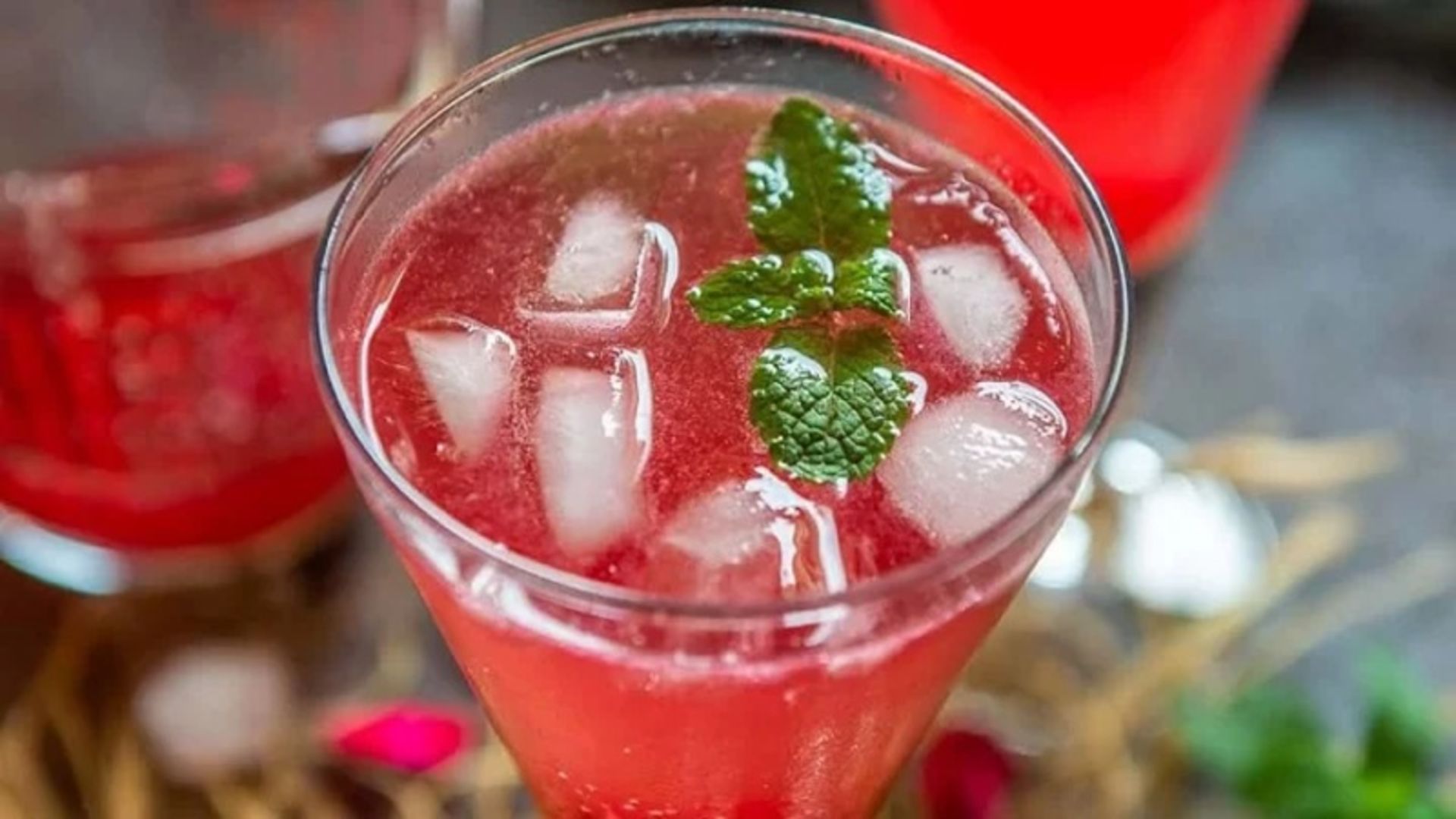 لیوان شربت گل محمدی با یخ