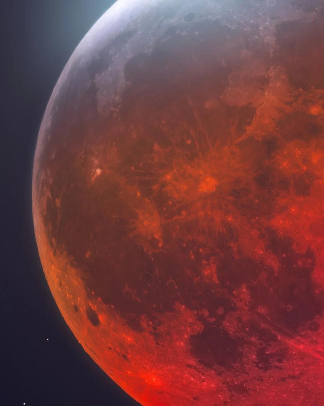 ماه خونین (Blood Moon) با هاله‌ای قرمز در فضای تاریک